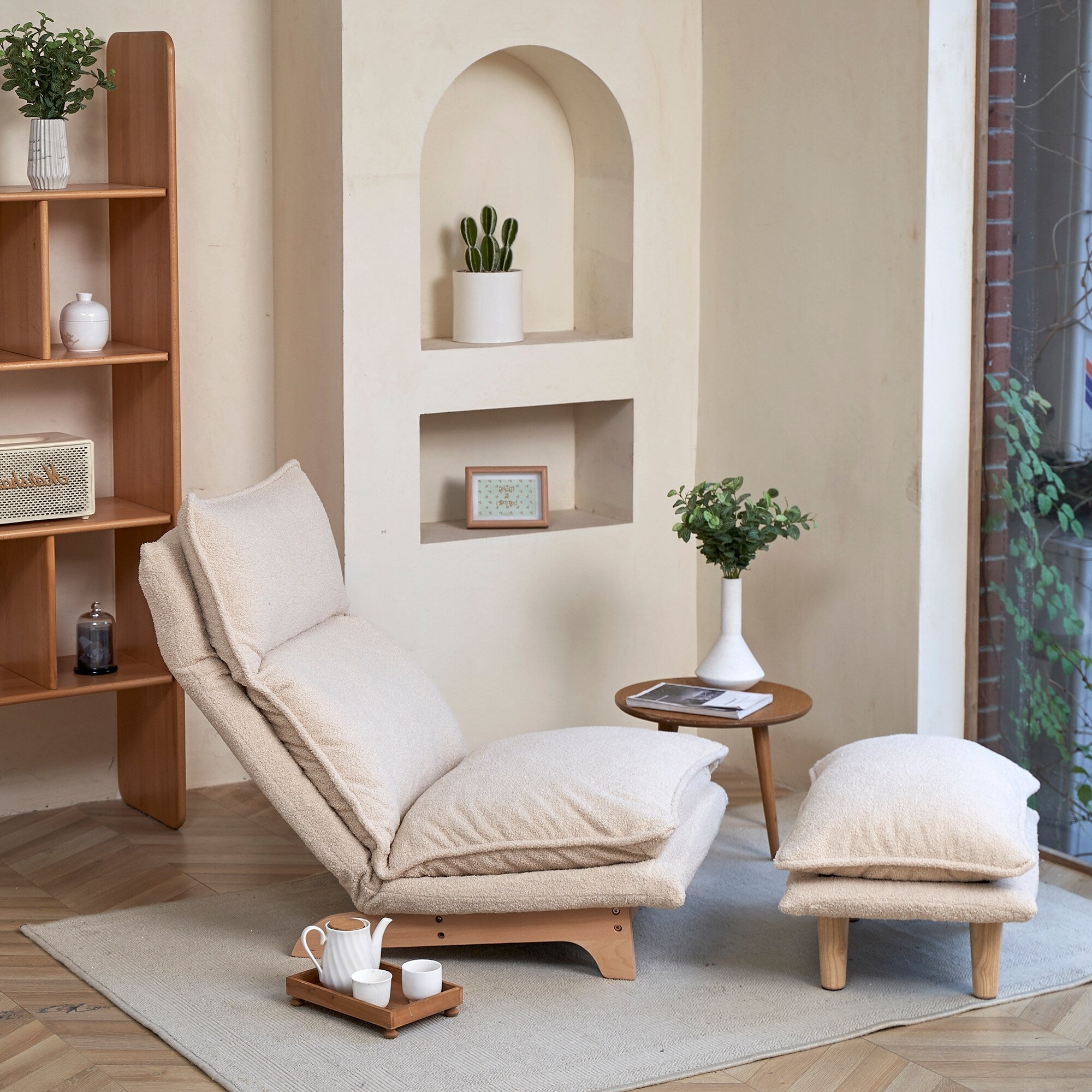 Fauteuil inclinable manuel sans accoudoirs rembourré beige avec pouf, appui-tête et dossier réglables, position à plat à 180°