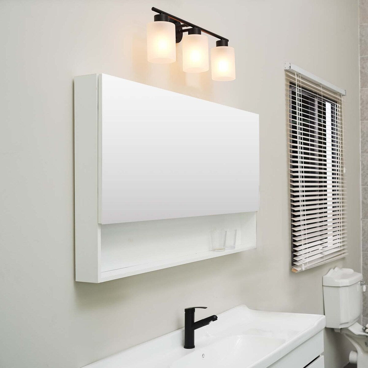 Luminaire de salle de bain Bellevue Lydia à 3 lampes, 23 pouces, avec verre givré