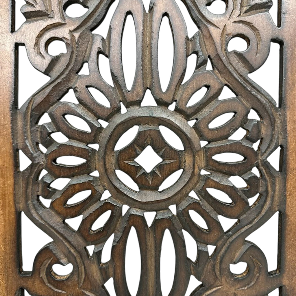 Panneaux muraux en bois sculptés à la main à motif floral Benzara, assortiment de deux, marron