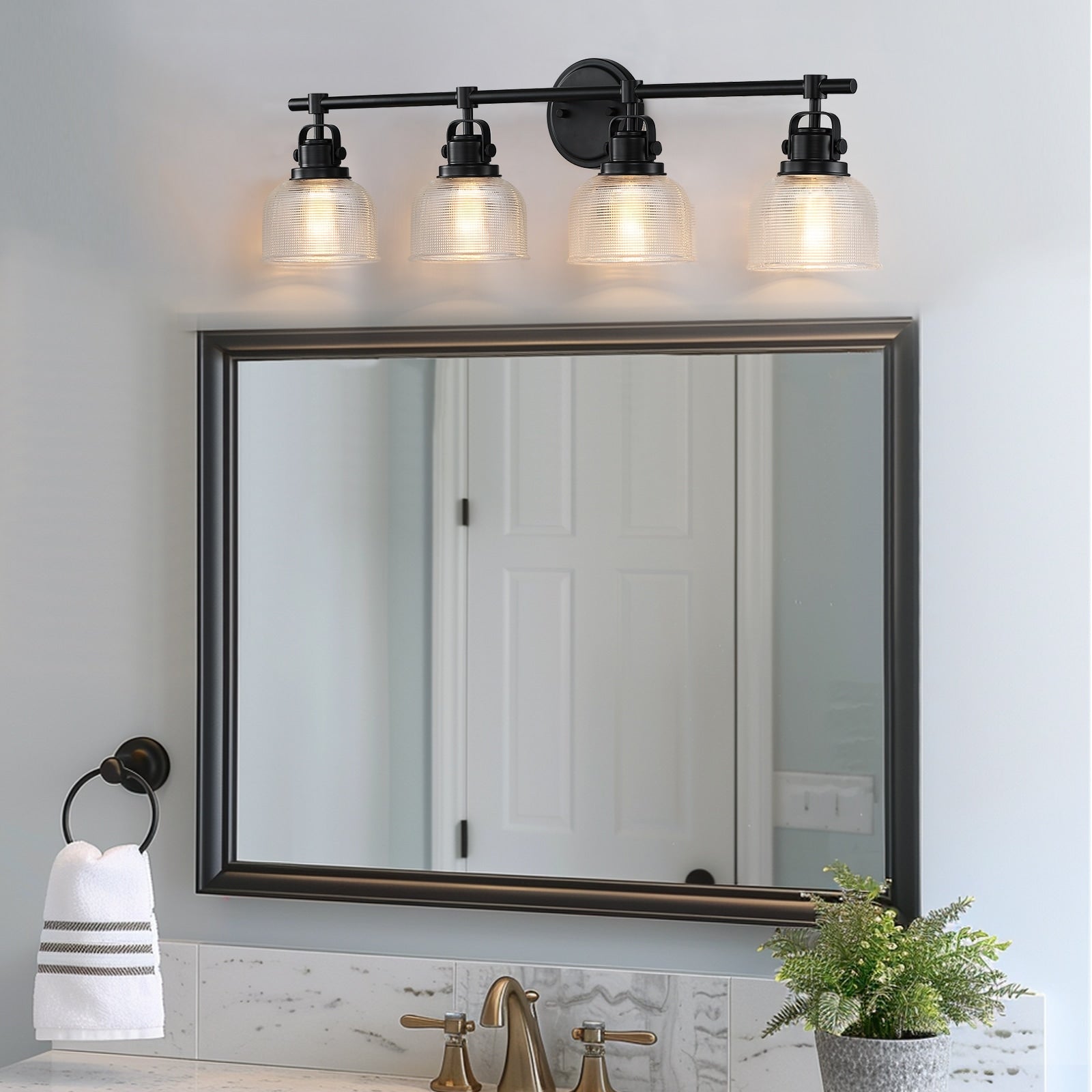 Applique murale de salle de bain noire avec abat-jour en verre prismatique transparent