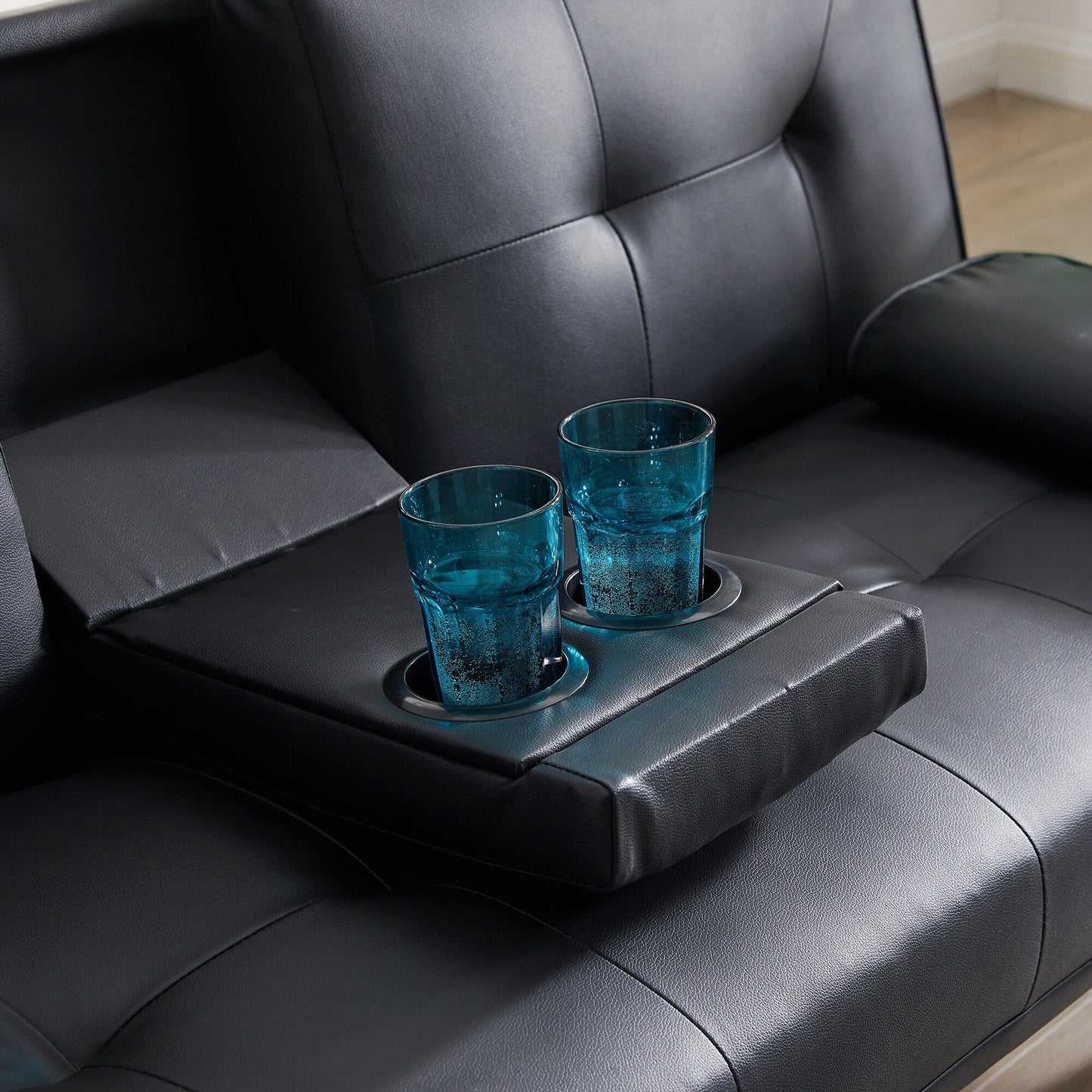 Canapé-lit convertible en similicuir noir avec porte-gobelets. Dimensions : 31,50 x 65,75 x 29,53 cm.