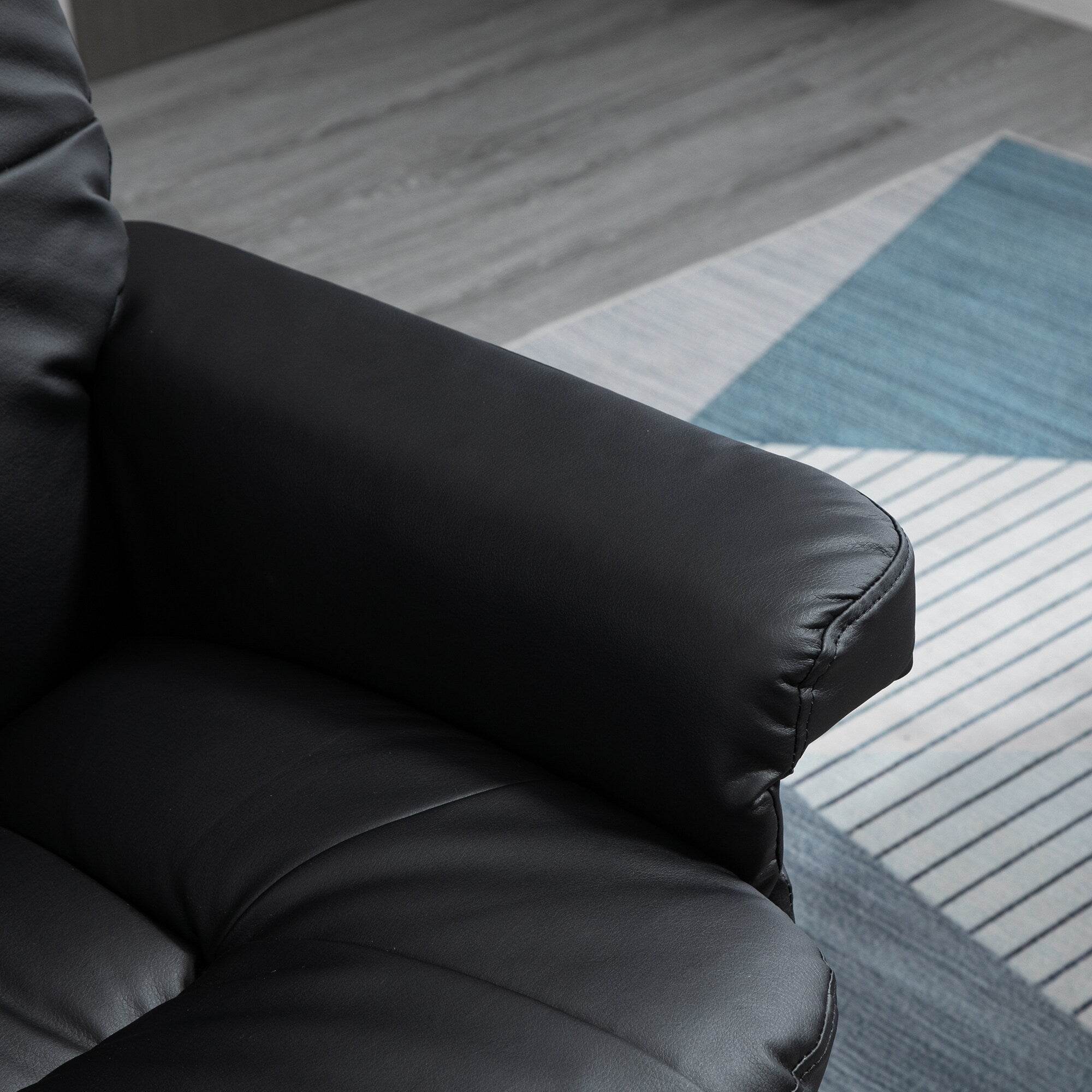 Fauteuil inclinable en cuir synthétique noir avec repose-pieds, dossier réglable et base pivotante