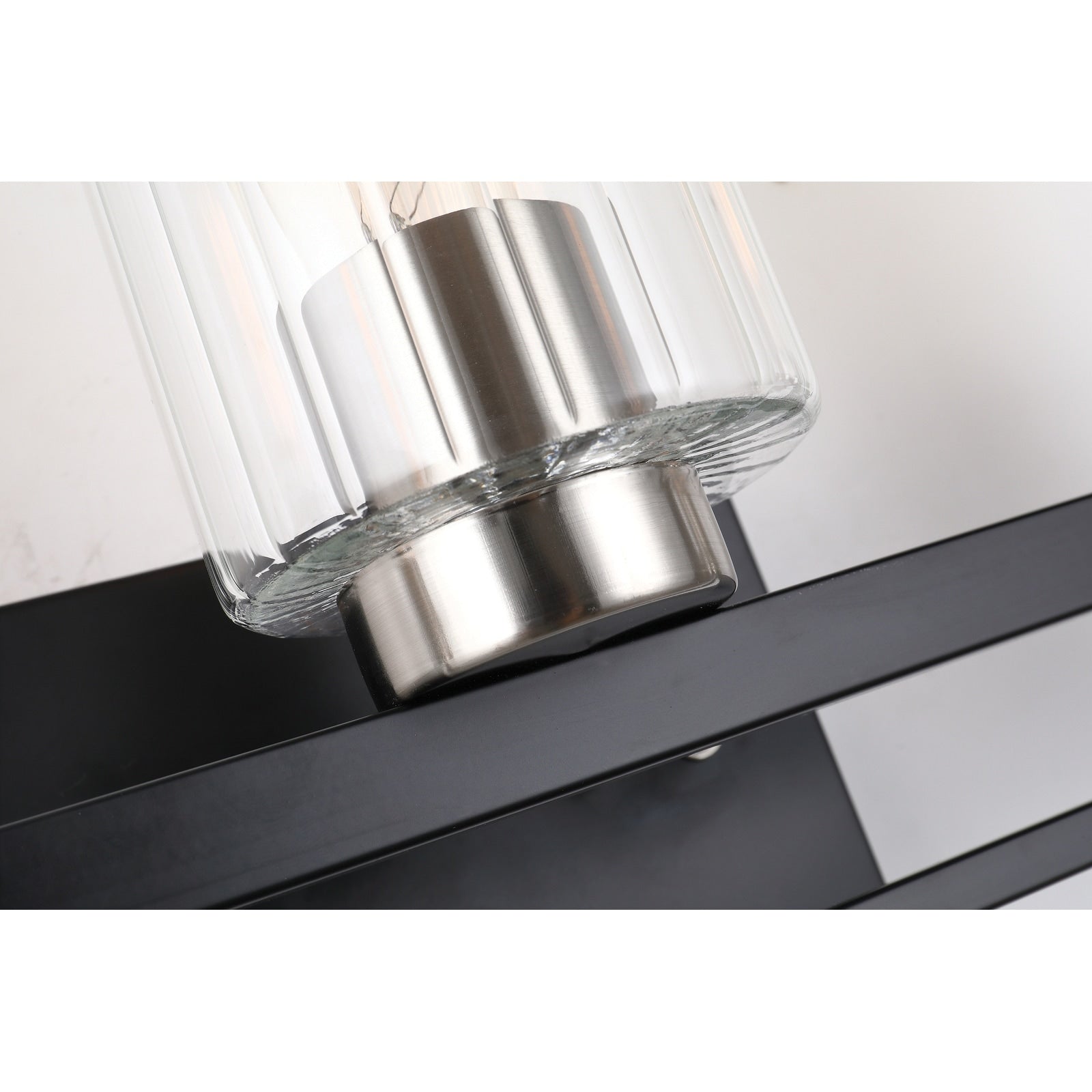 Meuble-lavabo noir et nickel brossé à 3 lumières avec abat-jour en verre biseauté transparent