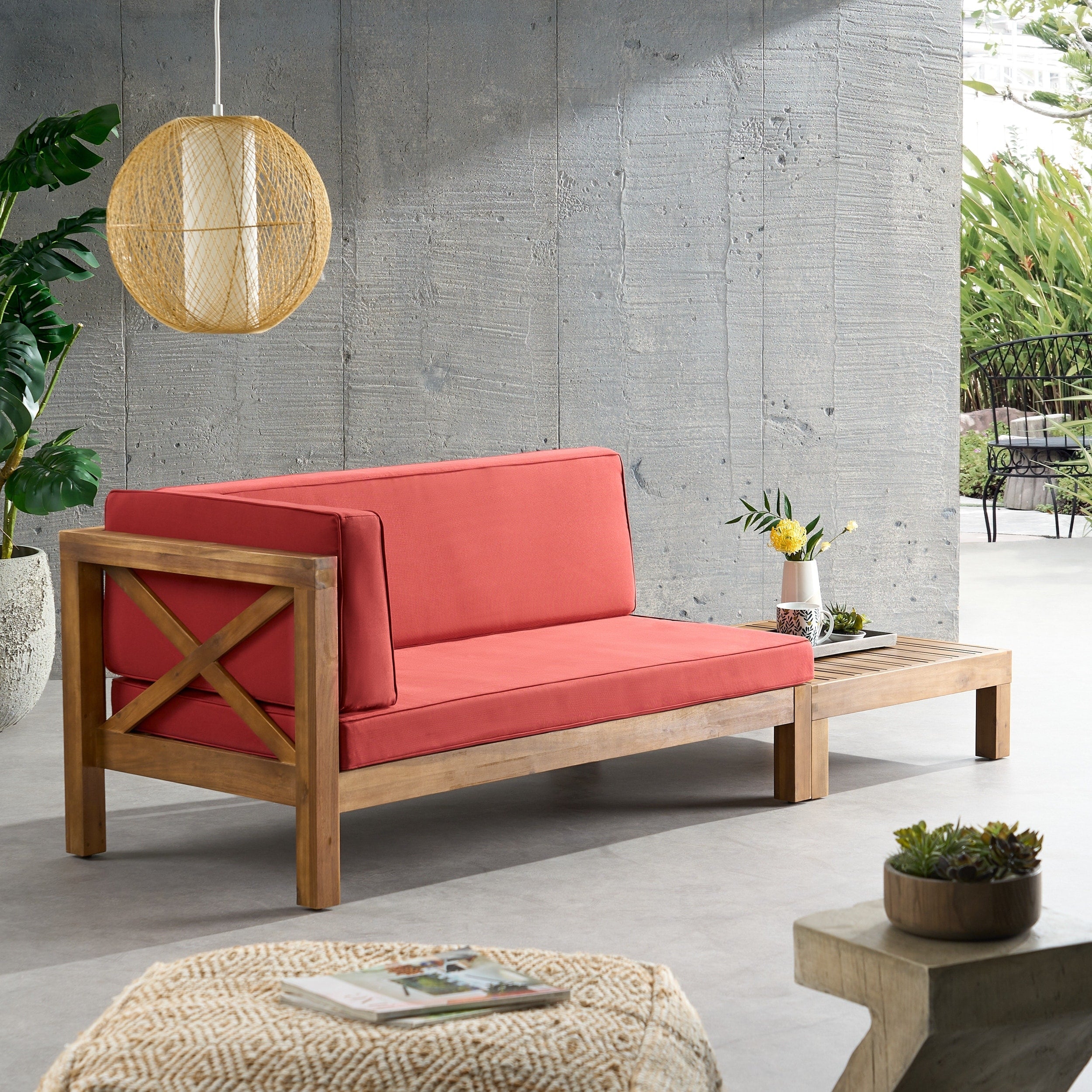 Ensemble causeuse et table basse d'extérieur Brava en bois d'acacia avec accoudoir gauche et coussin par Christopher Knight Home