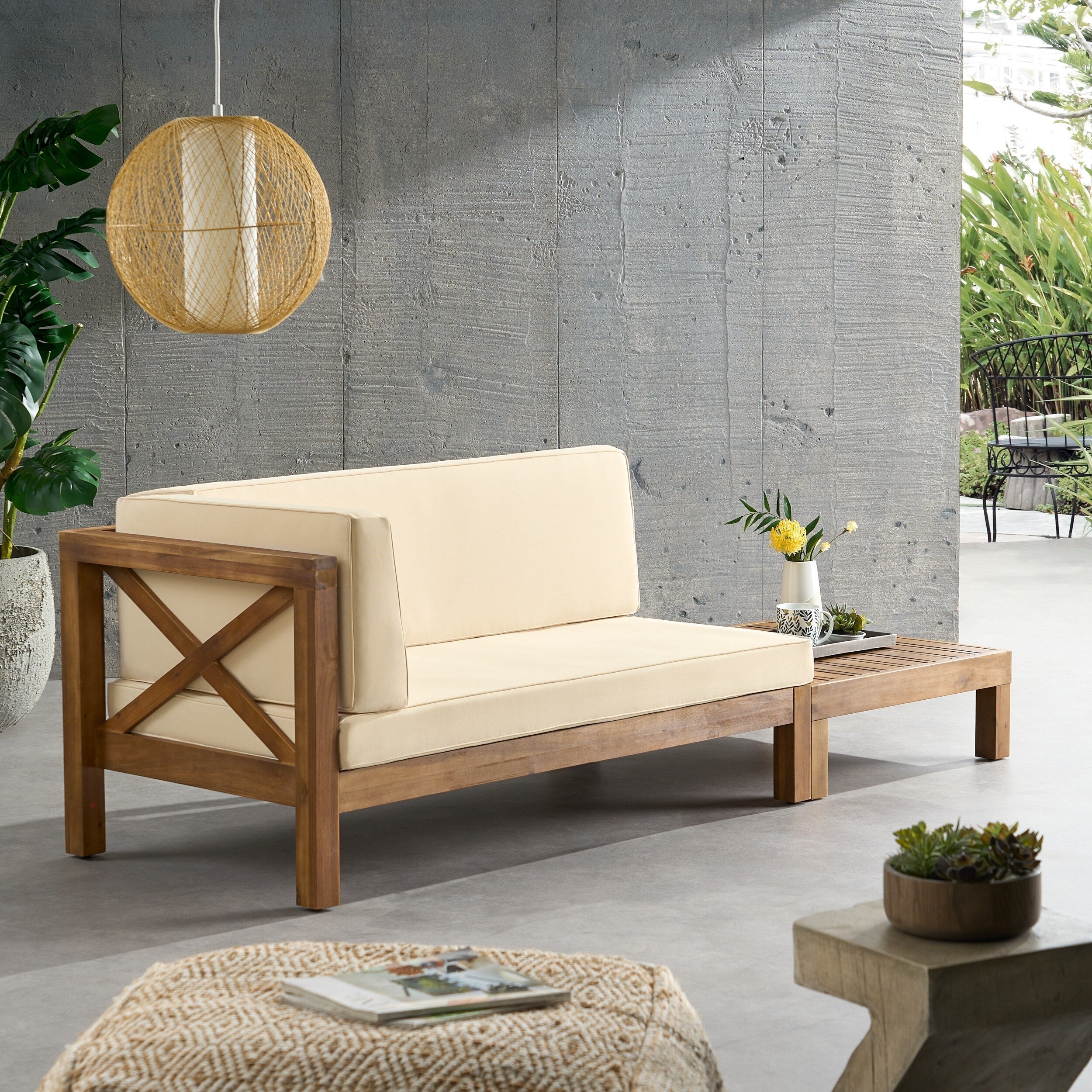 Ensemble causeuse et table basse d'extérieur Brava en bois d'acacia avec accoudoir gauche et coussin par Christopher Knight Home