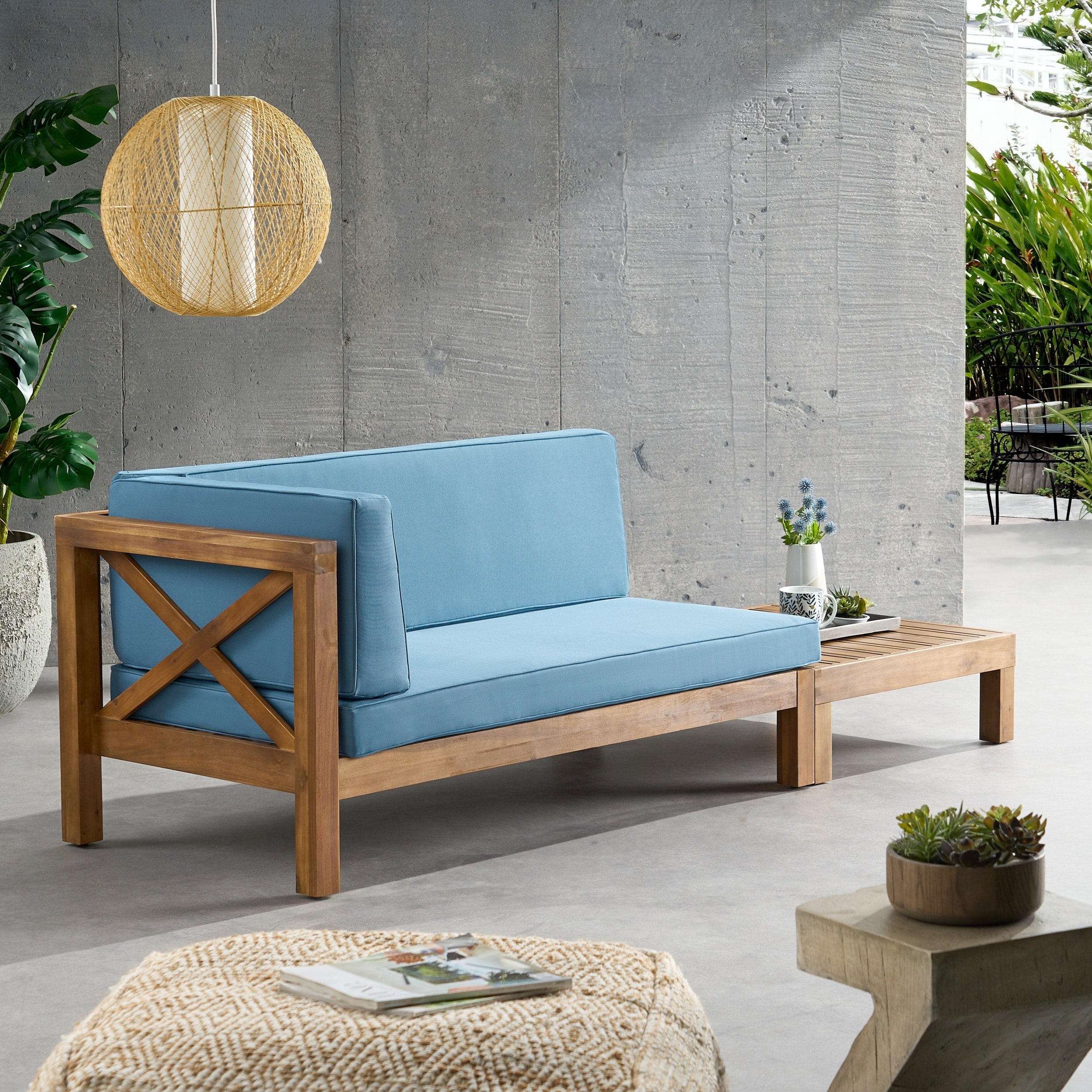 Ensemble causeuse et table basse d'extérieur Brava en bois d'acacia avec accoudoir gauche et coussin par Christopher Knight Home