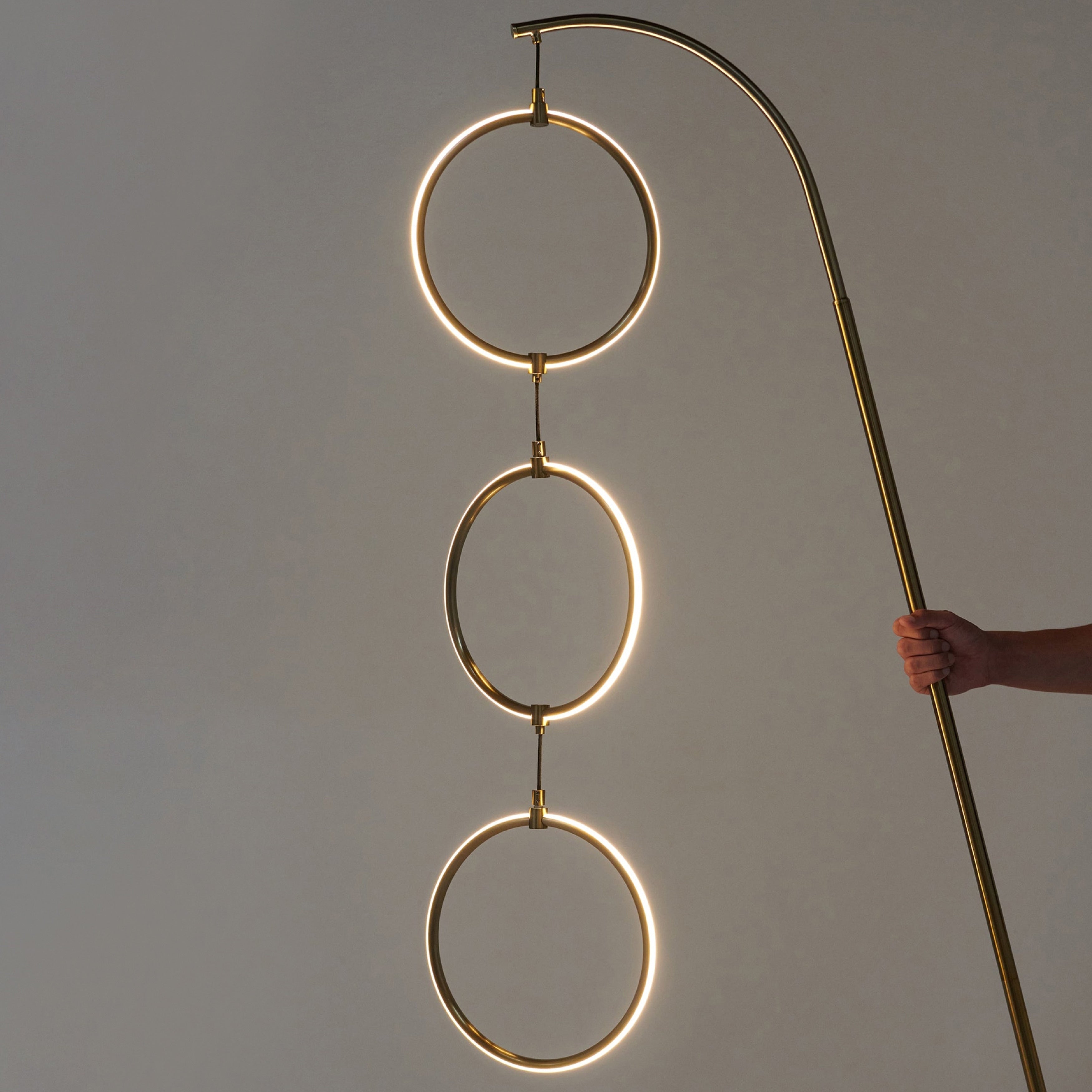 Lampadaire industriel Brightech Nova 74 po à 3 anneaux lumineux à DEL ultra-lumineux avec variateur à 3 voies