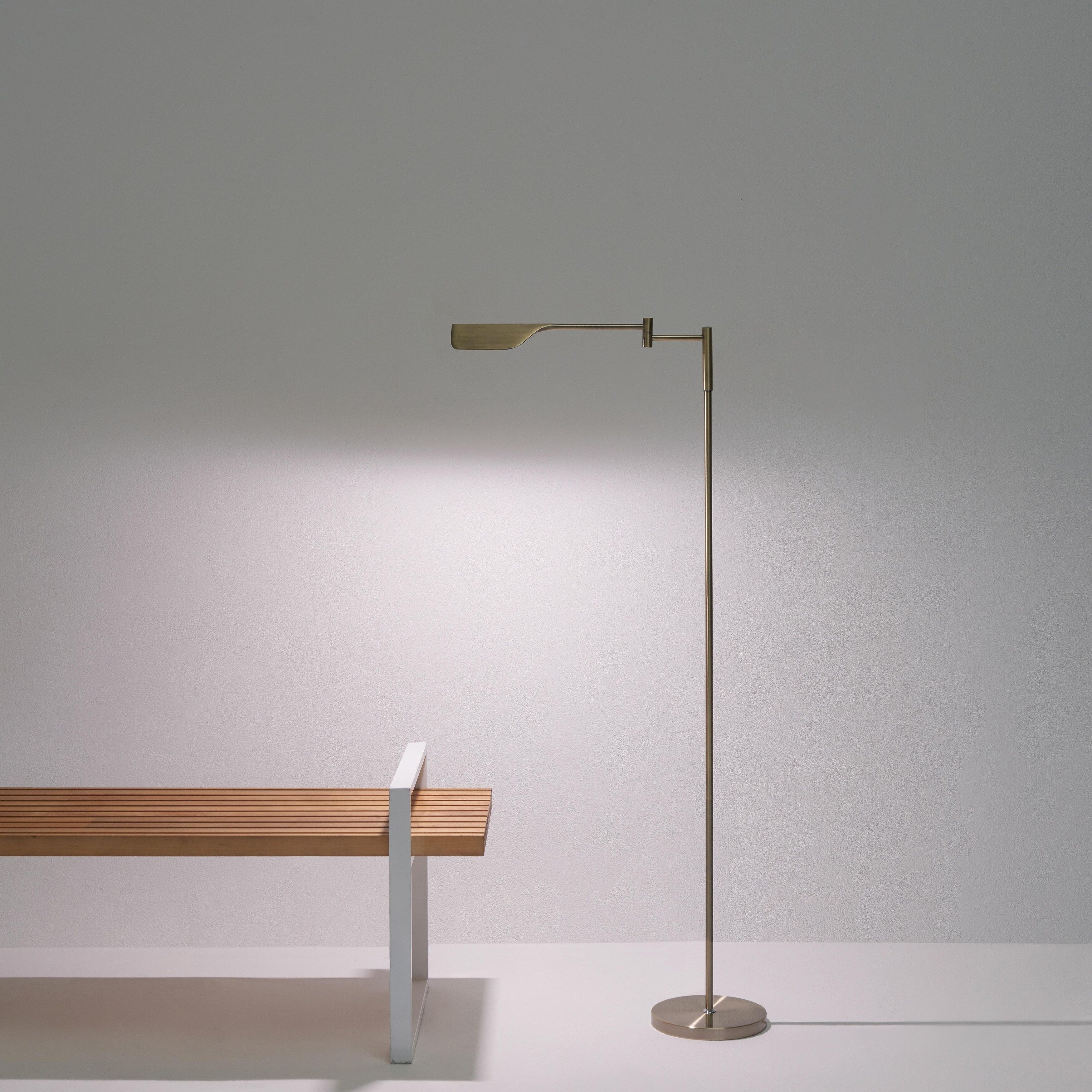 Lampadaire industriel Brightech Leaf de 53 po à DEL à intensité variable à 3 voies avec abat-jour empire en métal laiton