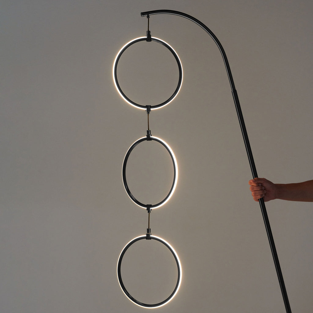 Lampadaire industriel Brightech Nova 74 po à 3 anneaux lumineux à DEL ultra-lumineux avec variateur à 3 voies