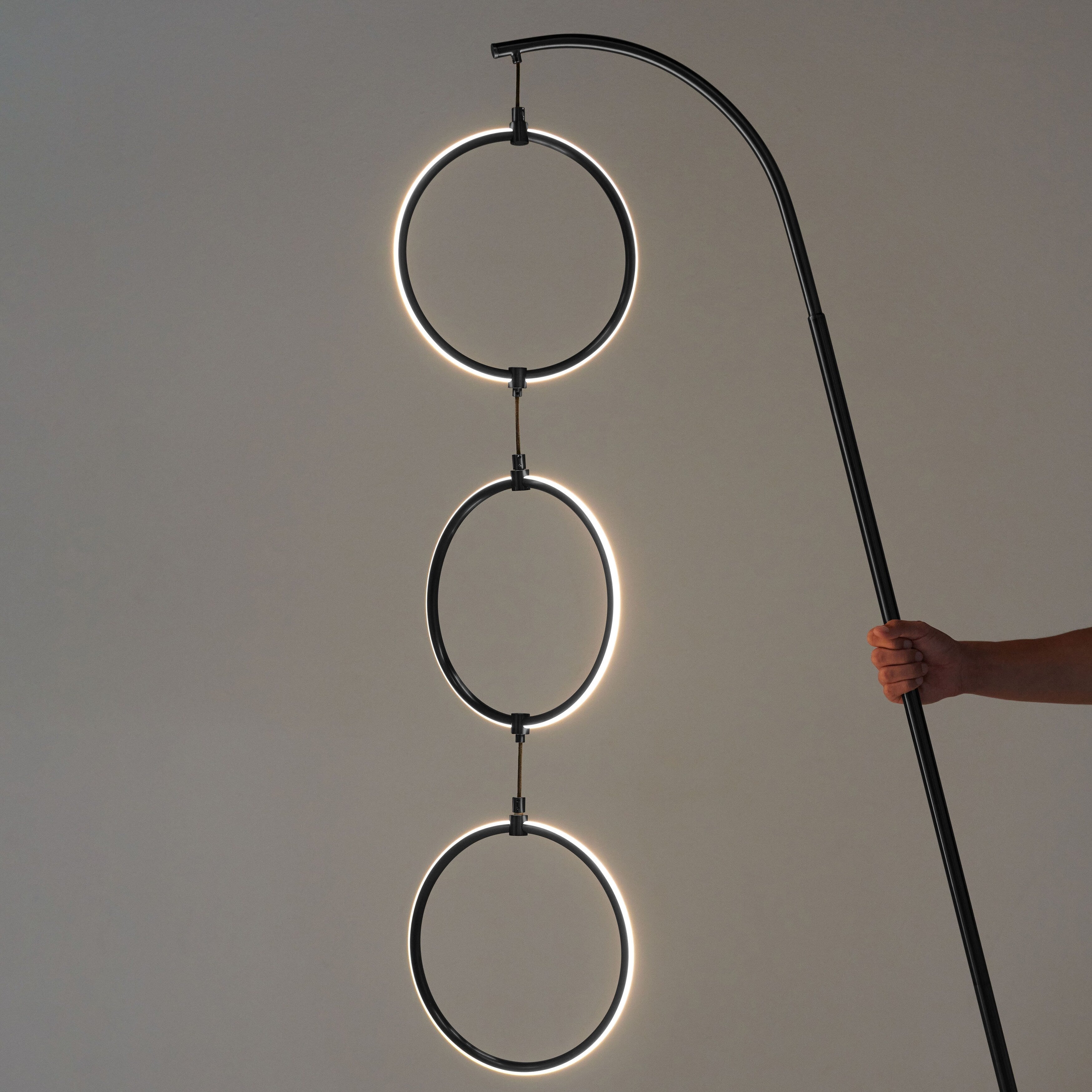 Lampadaire industriel Brightech Nova 74 po à 3 anneaux lumineux à DEL ultra-lumineux avec variateur à 3 voies