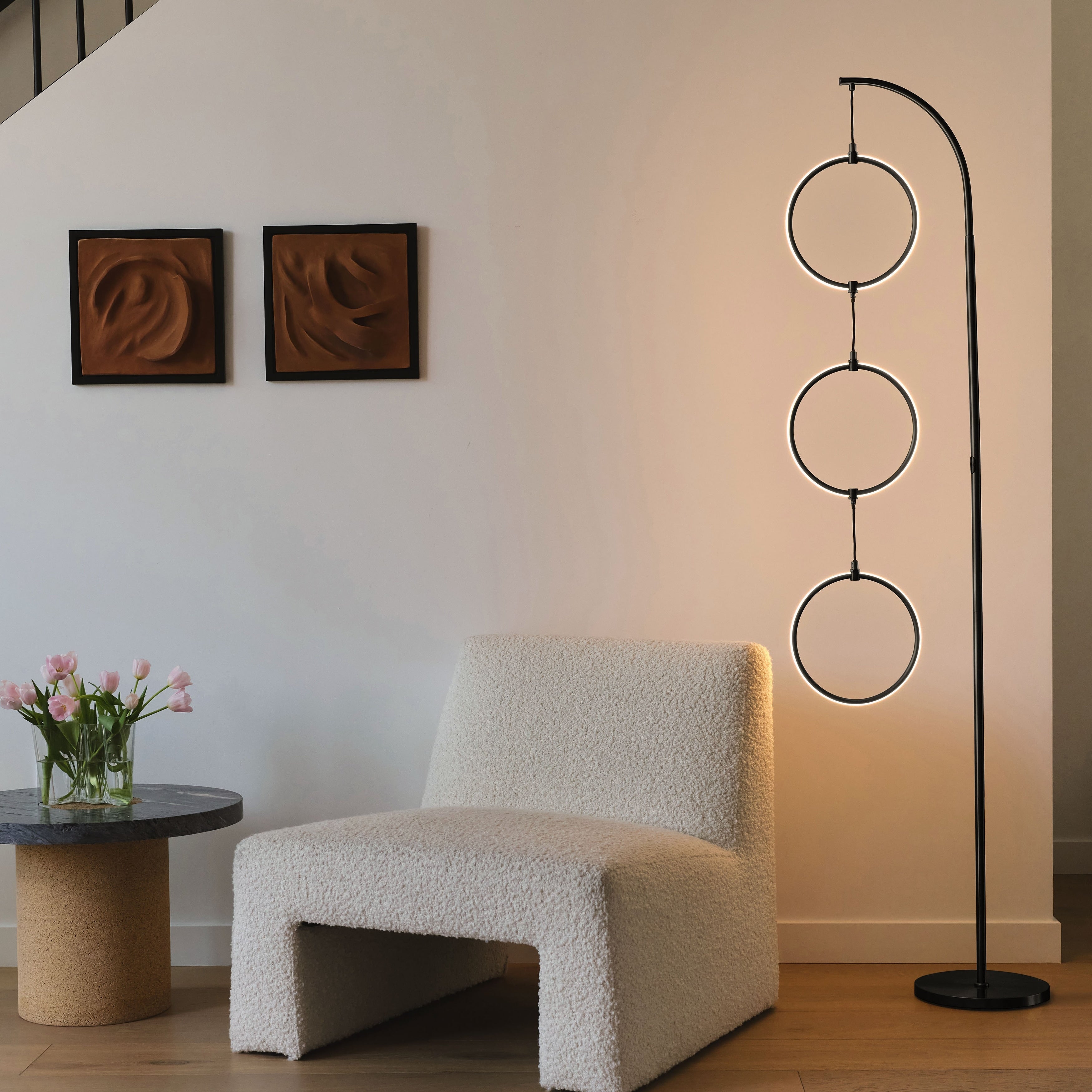 Lampadaire industriel Brightech Nova 74 po à 3 anneaux lumineux à DEL ultra-lumineux avec variateur à 3 voies