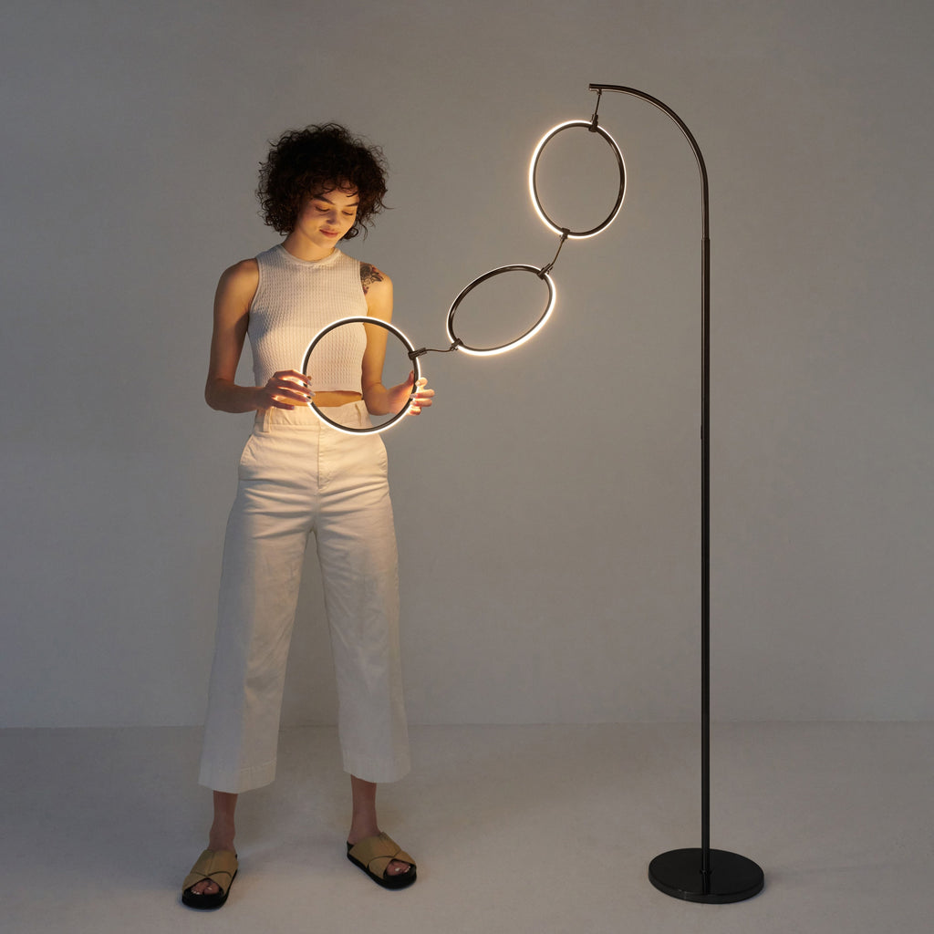 Lampadaire industriel Brightech Nova 74 po à 3 anneaux lumineux à DEL ultra-lumineux avec variateur à 3 voies