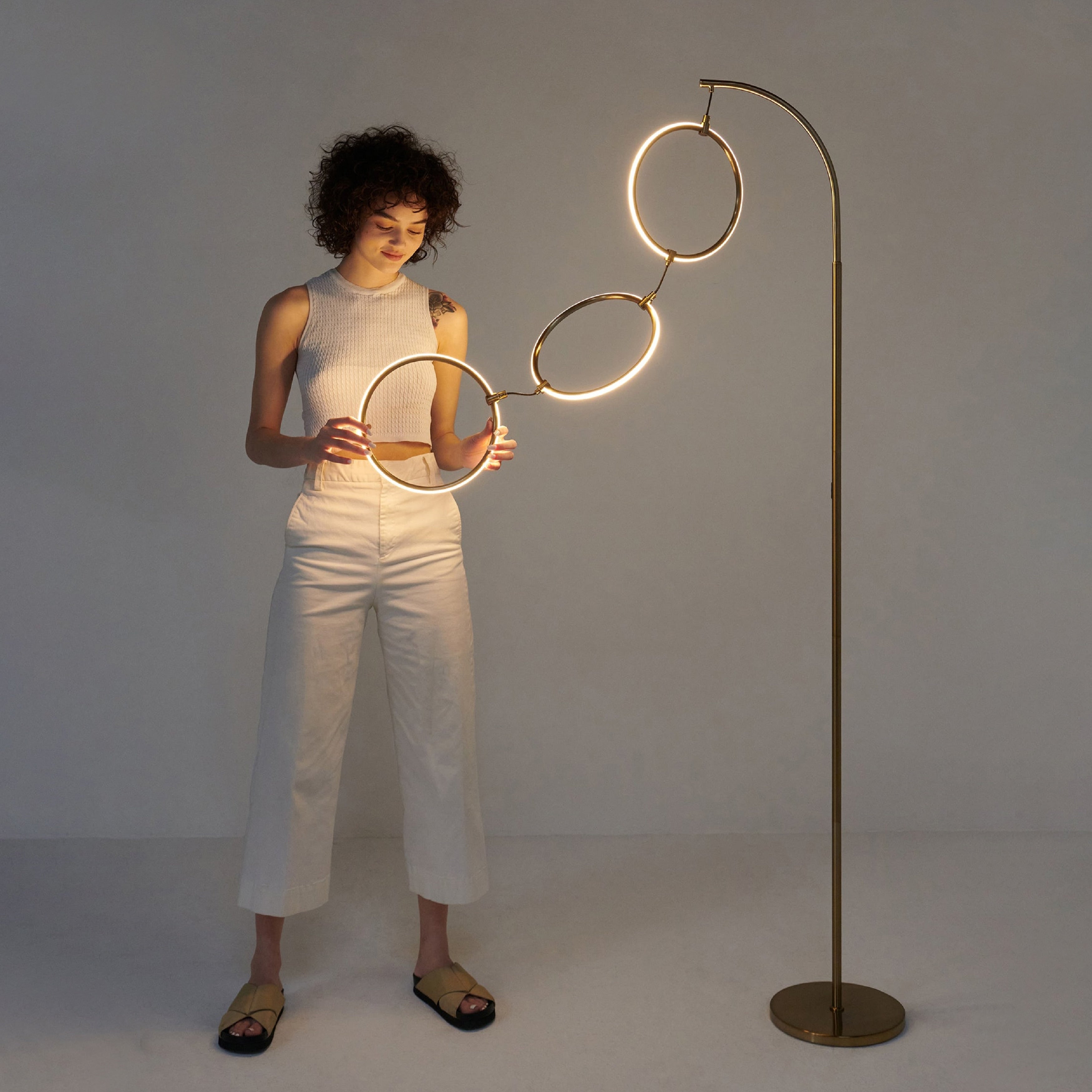 Lampadaire industriel Brightech Nova 74 po à 3 anneaux lumineux à DEL ultra-lumineux avec variateur à 3 voies