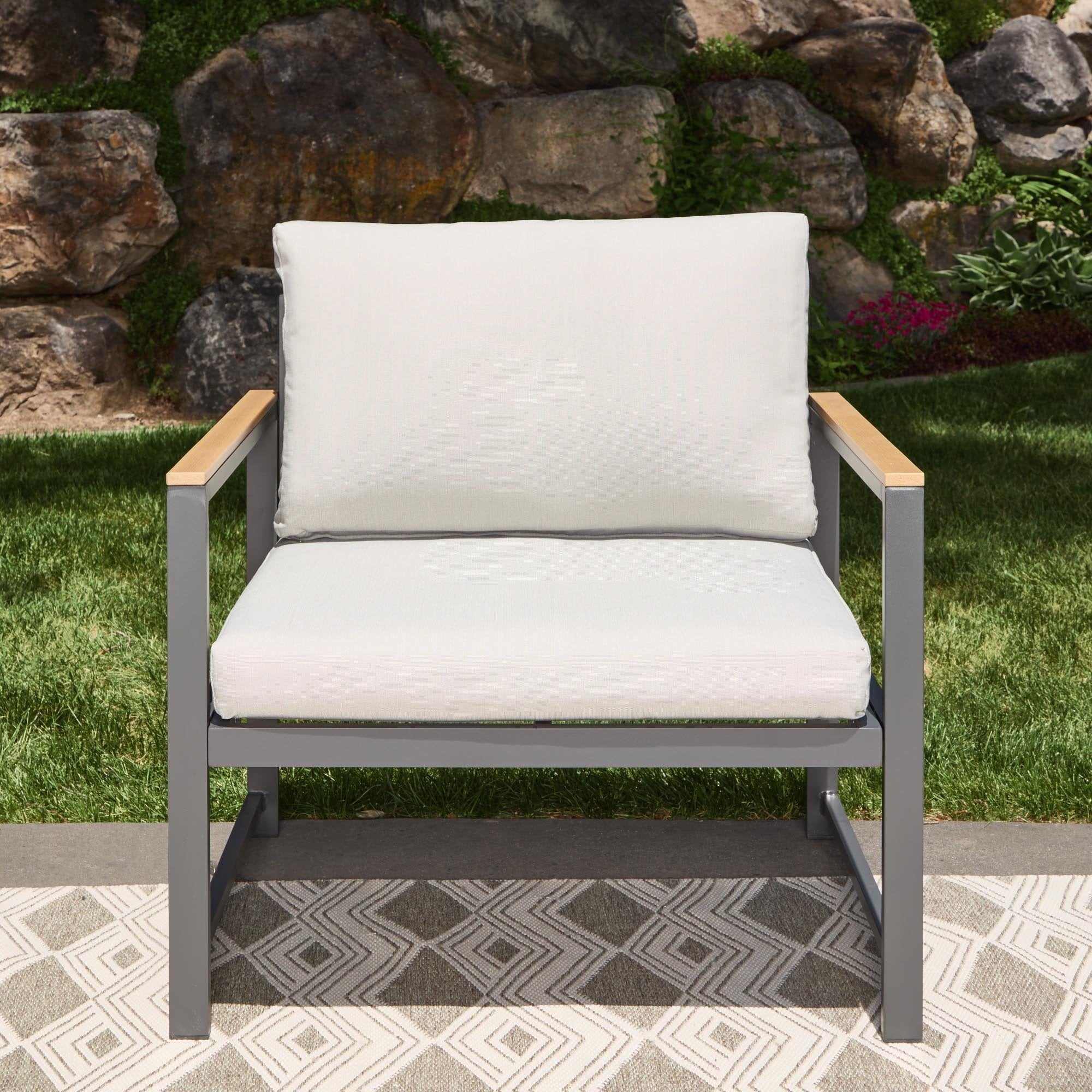 Chaise d'appoint d'extérieur en métal Brookside Meg avec coussins