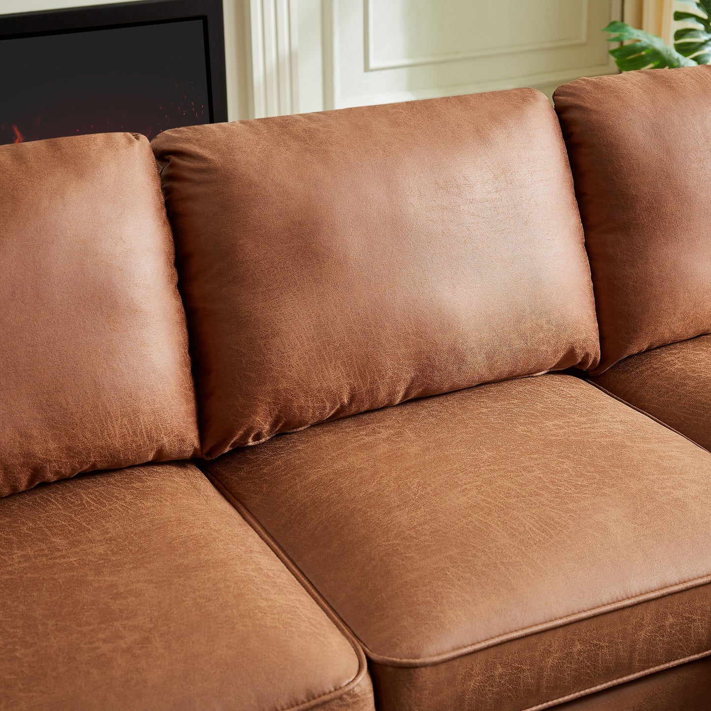 Canapé 3 places en L en cuir synthétique marron de 208 cm avec méridienne gauche et clous décoratifs, finitions cuivrées et pieds en bois massif.