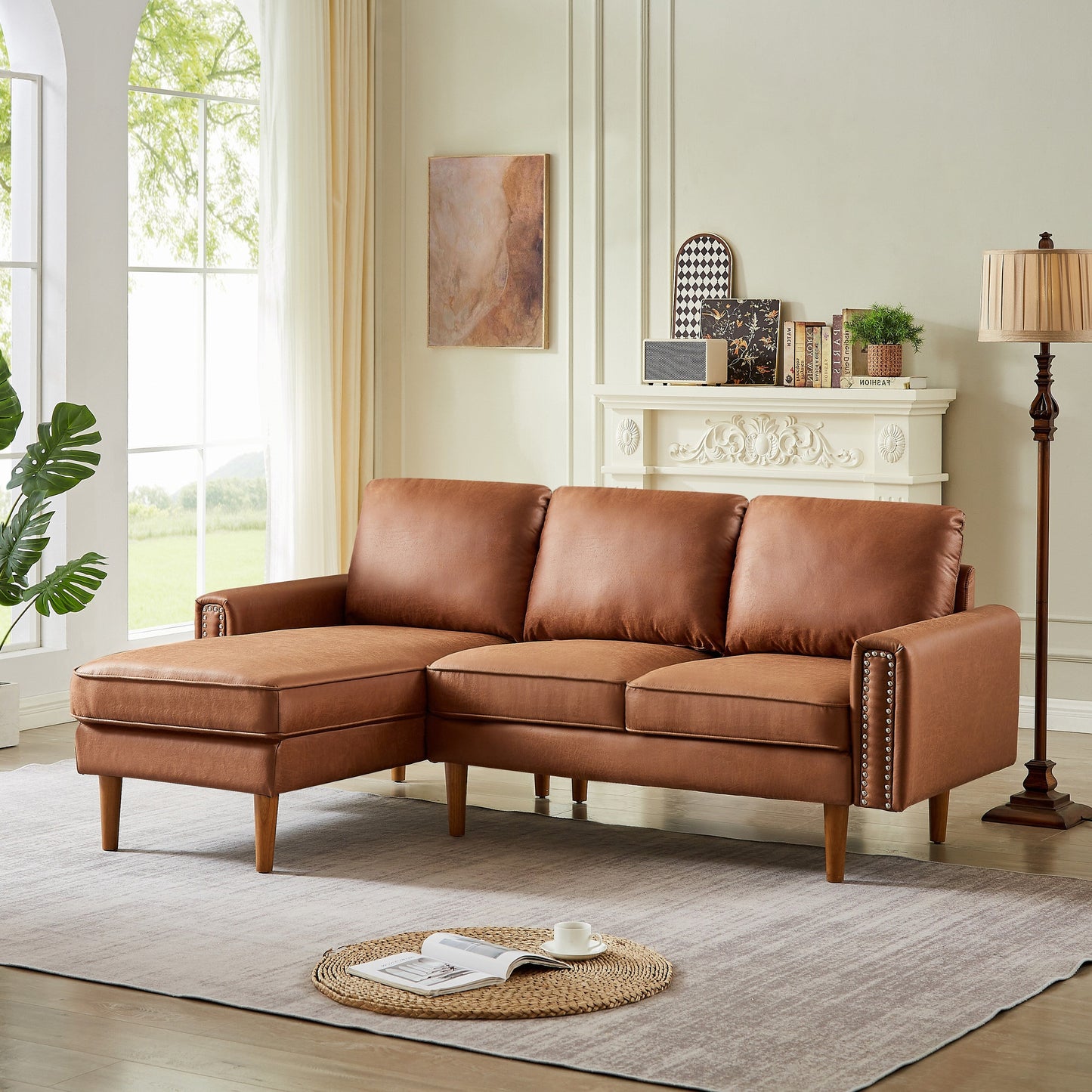 Canapé 3 places en L en cuir synthétique marron de 208 cm avec méridienne gauche et clous décoratifs, finitions cuivrées et pieds en bois massif.
