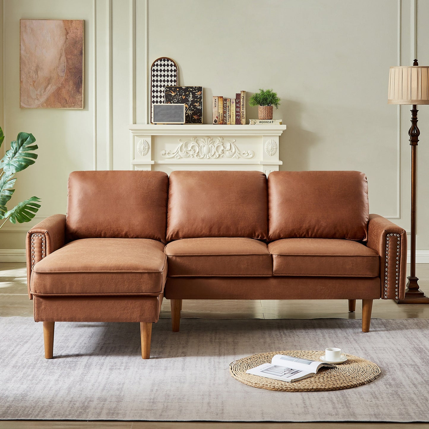 Canapé 3 places en L en cuir synthétique marron de 208 cm avec méridienne gauche et clous décoratifs, finitions cuivrées et pieds en bois massif.