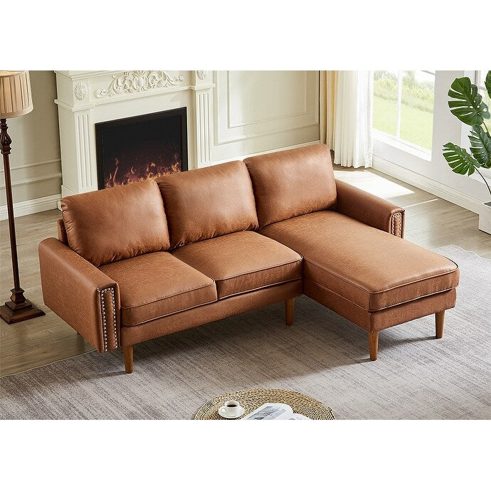 Canapé 3 places en L en cuir synthétique marron de 208 cm avec méridienne gauche et clous décoratifs, finitions cuivrées et pieds en bois massif.