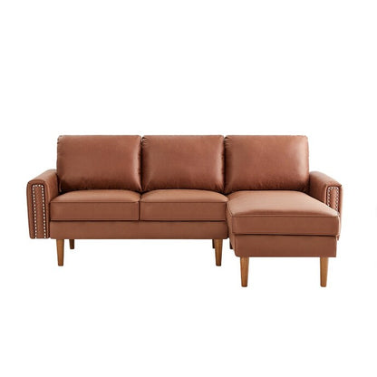 Canapé 3 places en L en cuir synthétique marron de 208 cm avec méridienne gauche et clous décoratifs, finitions cuivrées et pieds en bois massif.