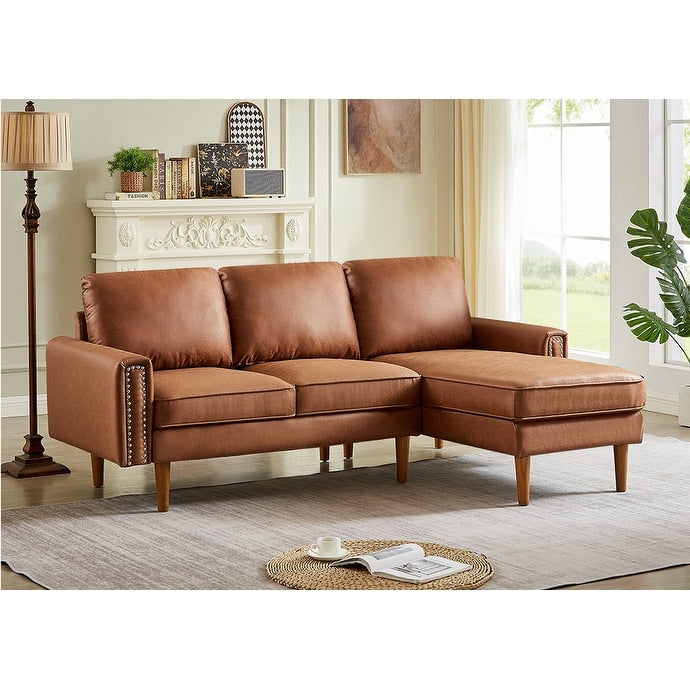 Canapé 3 places en L en cuir synthétique marron de 208 cm avec méridienne gauche et clous décoratifs, finitions cuivrées et pieds en bois massif.