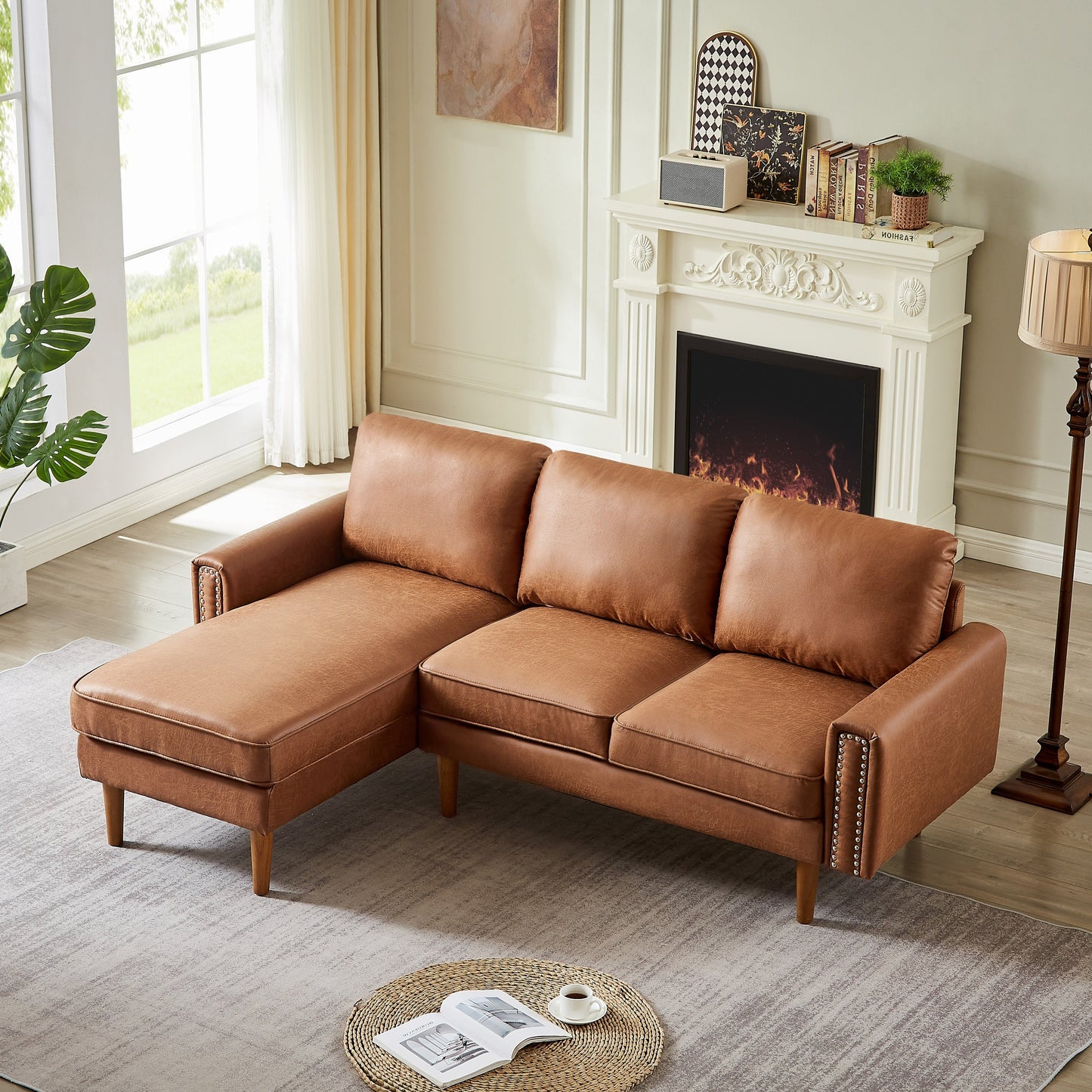 Canapé 3 places en L en cuir synthétique marron de 208 cm avec méridienne gauche et clous décoratifs, finitions cuivrées et pieds en bois massif.