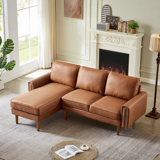 Canapé 3 places en L en cuir synthétique marron de 208 cm avec méridienne gauche et clous décoratifs, finitions cuivrées et pieds en bois massif.
