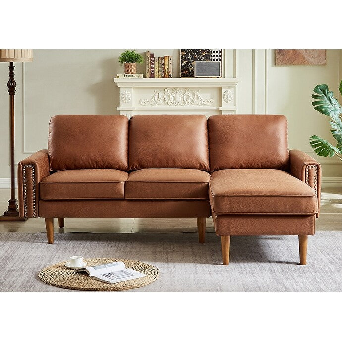 Canapé 3 places en L en cuir synthétique marron de 208 cm avec méridienne gauche et clous décoratifs, finitions cuivrées et pieds en bois massif.