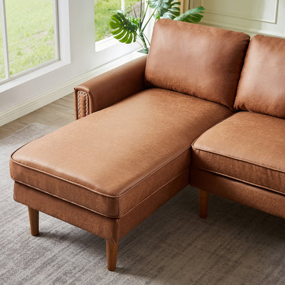 Canapé 3 places en L en cuir synthétique marron de 208 cm avec méridienne gauche et clous décoratifs, finitions cuivrées et pieds en bois massif.