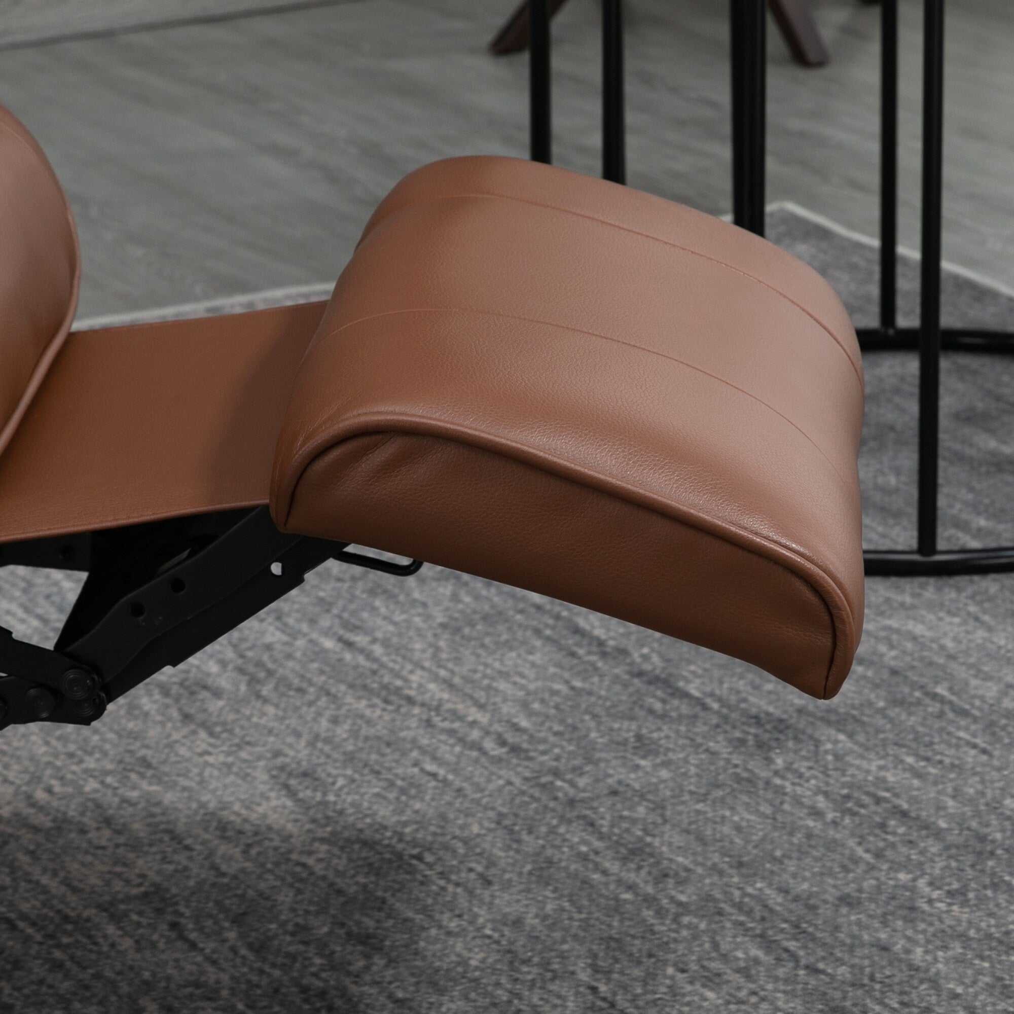 Fauteuil inclinable manuel réglable en similicuir marron avec base pivotante, repose-pieds et accoudoirs pour salon