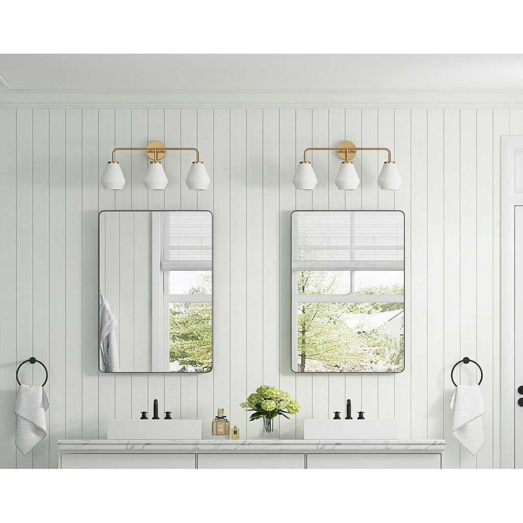 Luminaire de salle de bain à 3 lumières en laiton brossé avec abat-jour en verre blanc laiteux