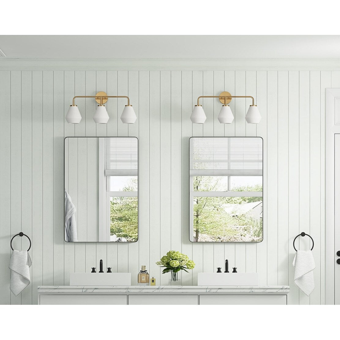 Luminaire de salle de bain à 3 lumières en laiton brossé avec abat-jour en verre blanc laiteux