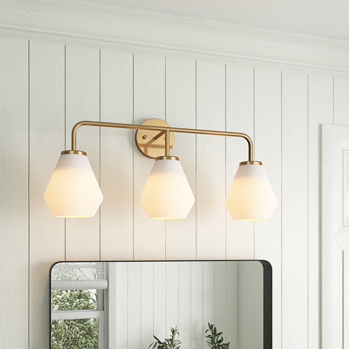 Luminaire de salle de bain à 3 lumières en laiton brossé avec abat-jour en verre blanc laiteux