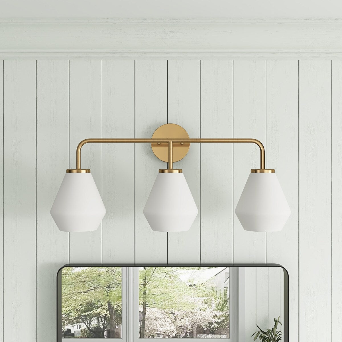 Luminaire de salle de bain à 3 lumières en laiton brossé avec abat-jour en verre blanc laiteux
