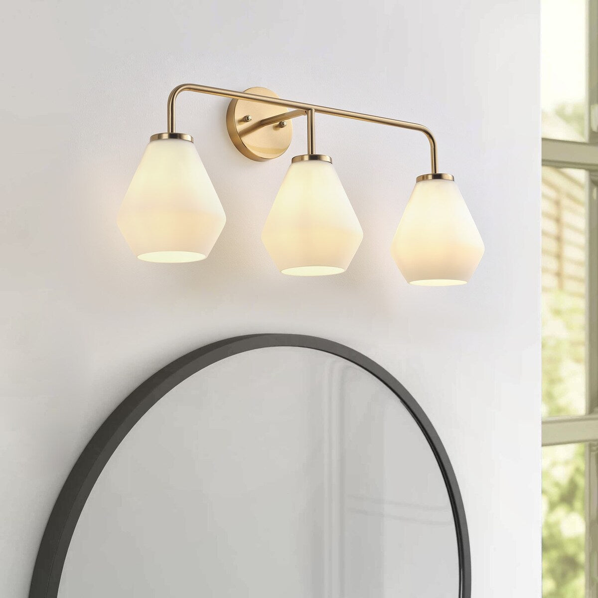 Luminaire de salle de bain à 3 lumières en laiton brossé avec abat-jour en verre blanc laiteux