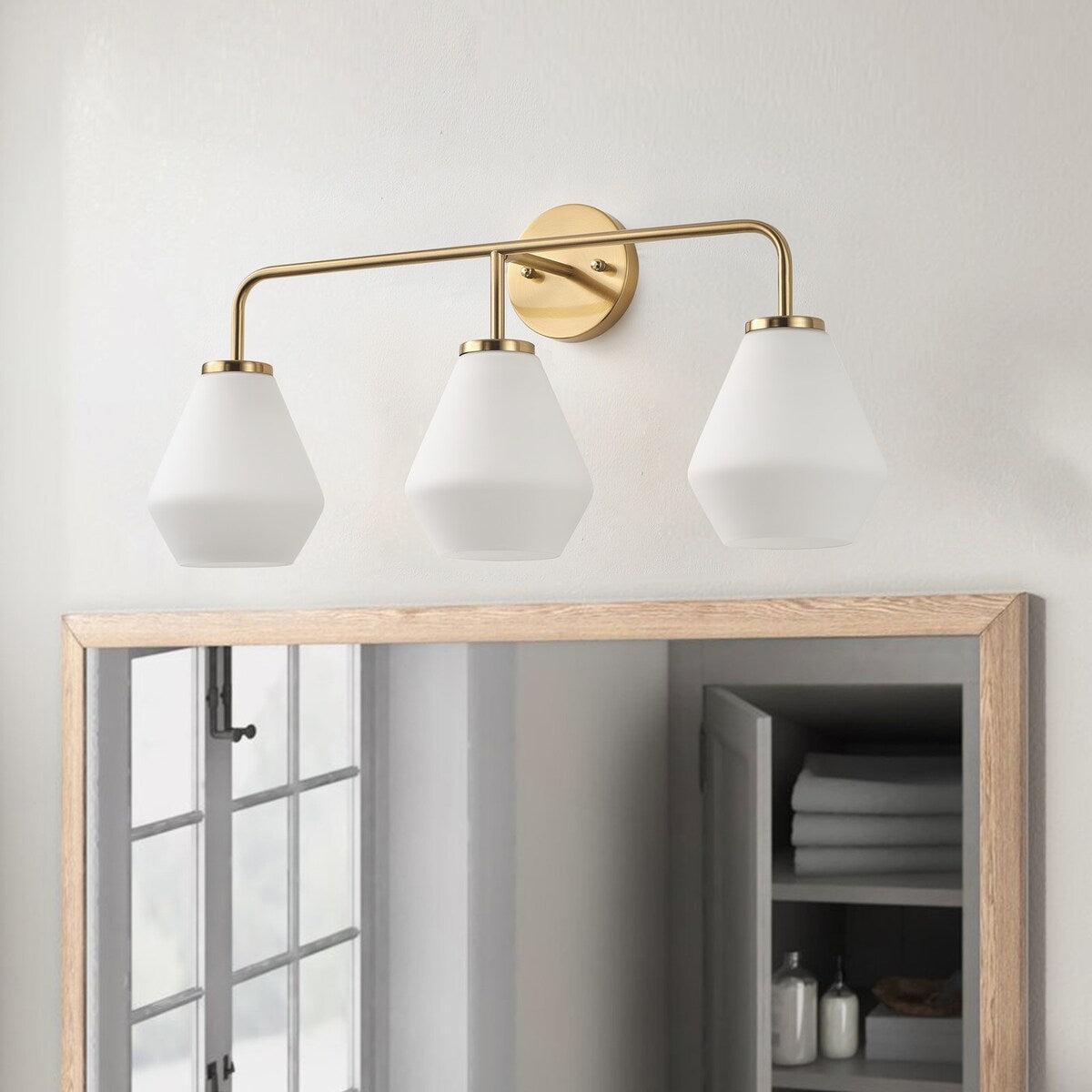 Luminaire de salle de bain à 3 lumières en laiton brossé avec abat-jour en verre blanc laiteux