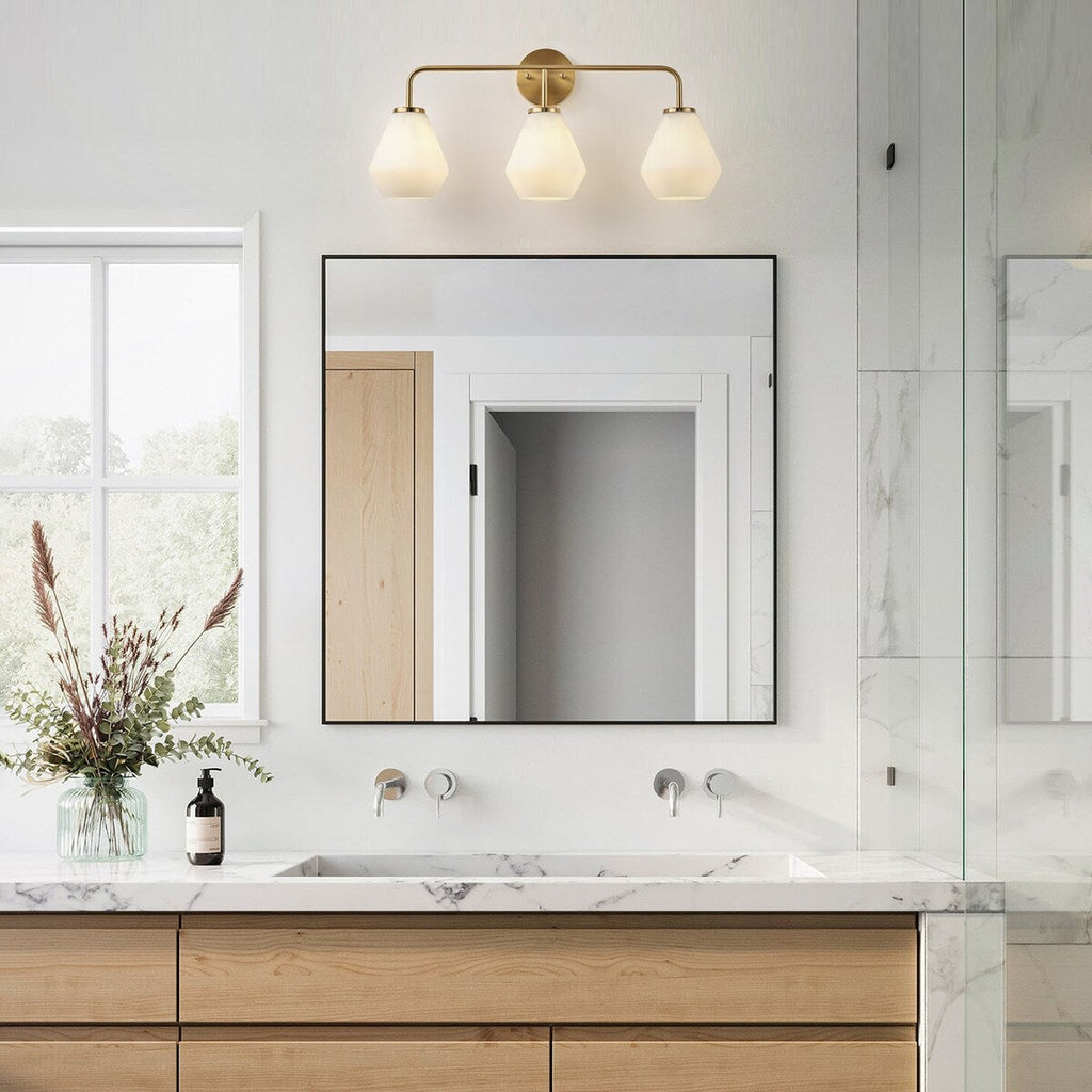 Luminaire de salle de bain à 3 lumières en laiton brossé avec abat-jour en verre blanc laiteux