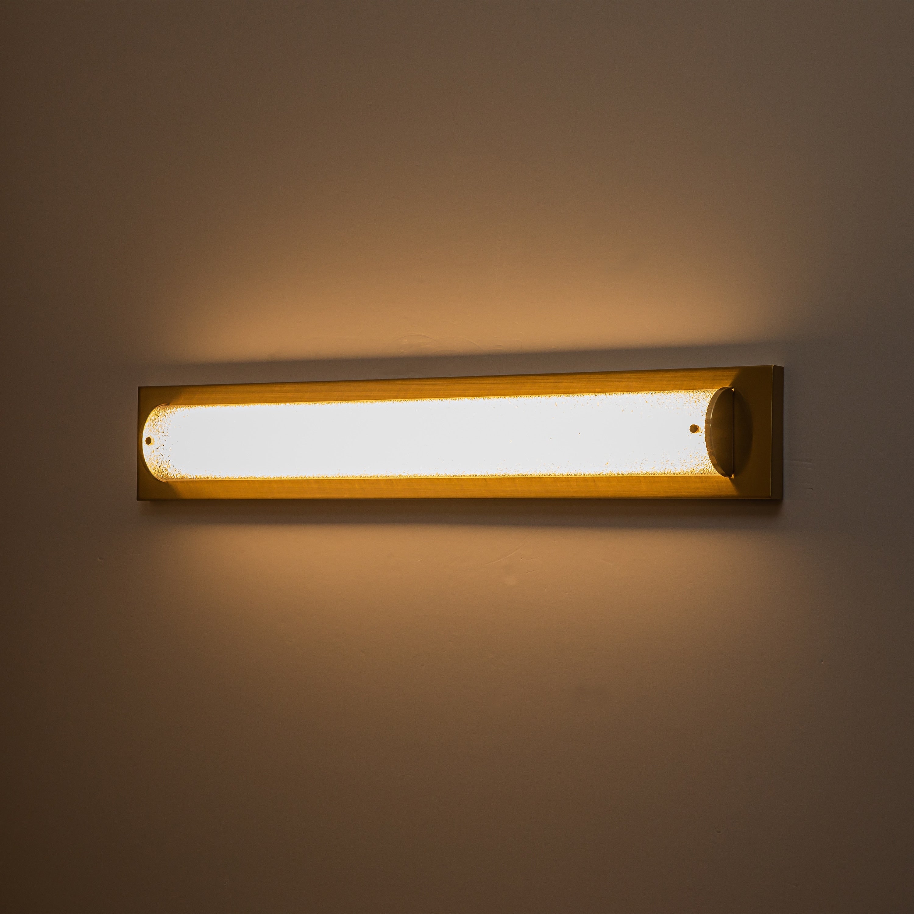 C Cattleya 28 Barre lumineuse LED intégrée pour meuble-lavabo de salle de bain en or brossé avec verre sablé transparent