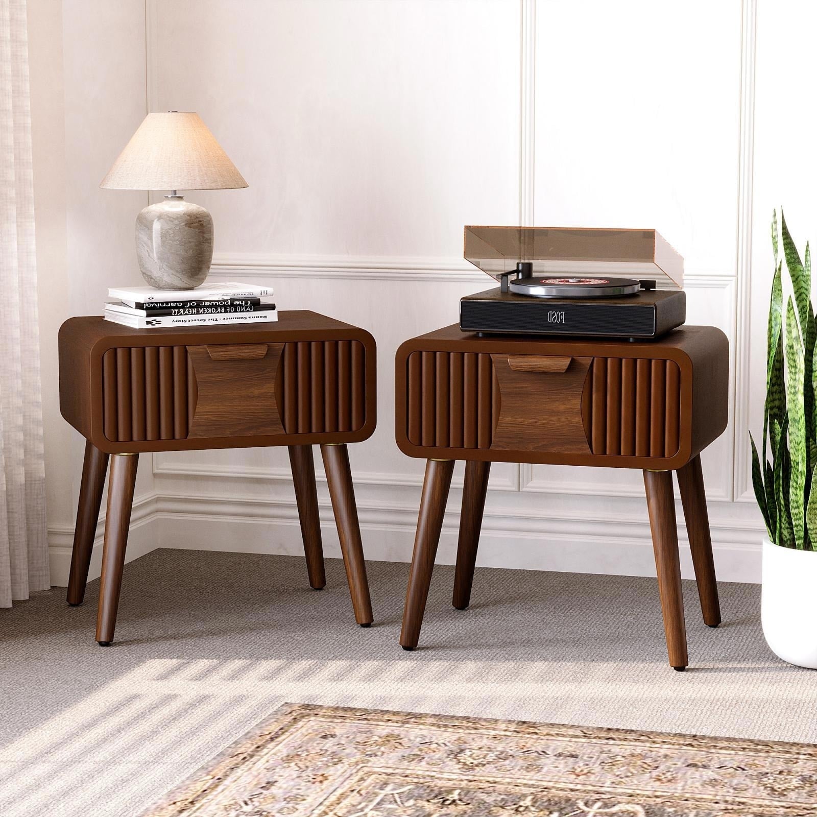 Table de chevet marron moderne et confortable avec tiroirs