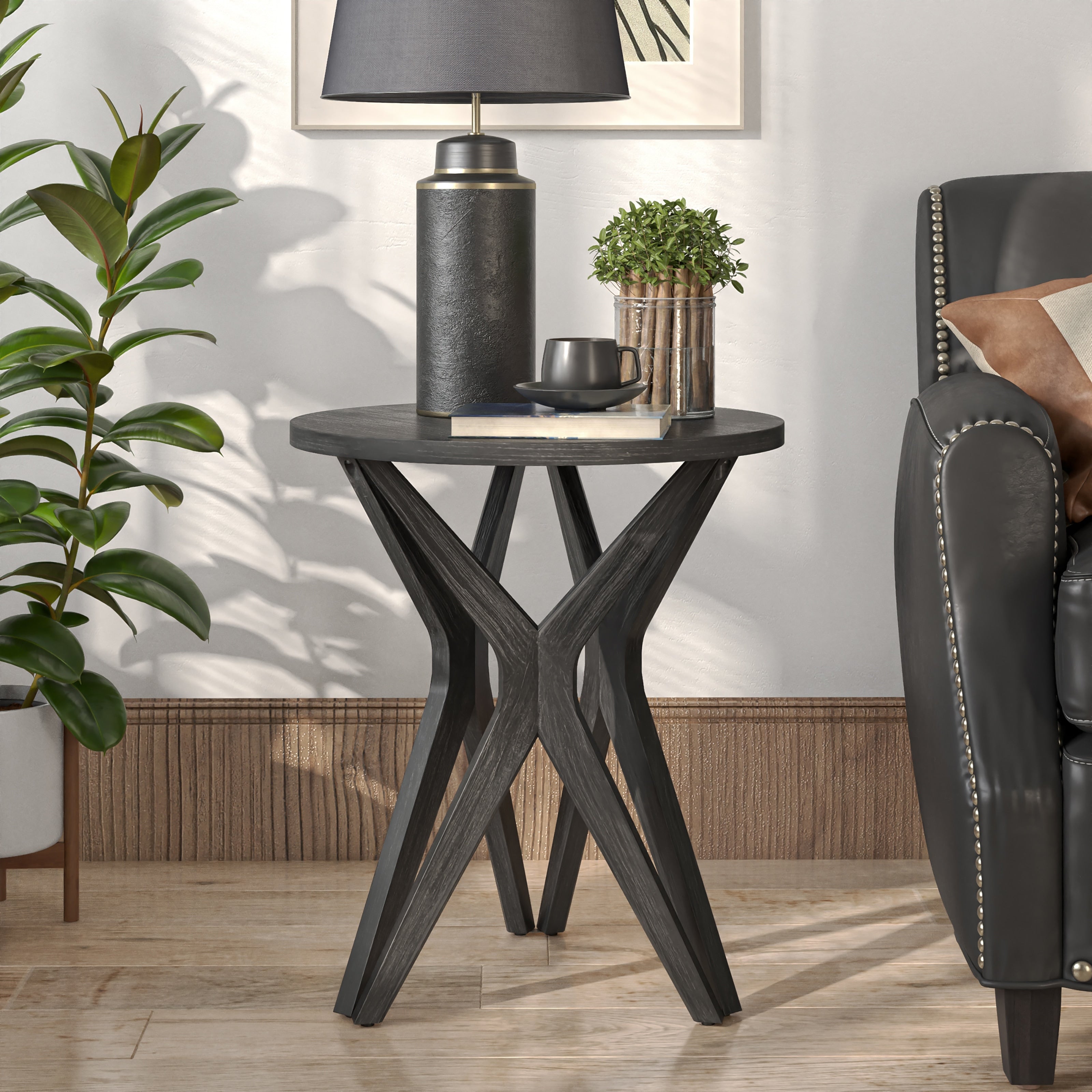 Table d'appoint ronde style campagnard avec piédestal et base vieillie pour une décoration de style campagnard moderne et bohème.