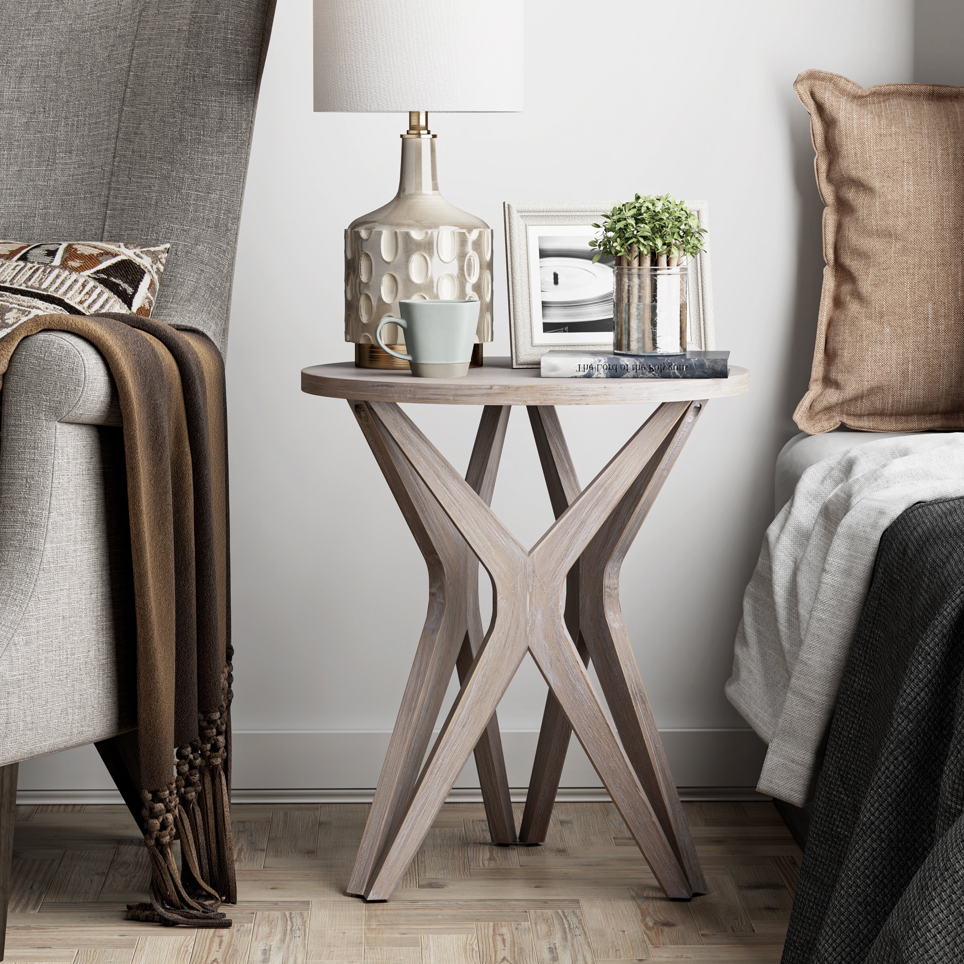 Table d'appoint ronde style campagnard avec piédestal et base vieillie pour une décoration de style campagnard moderne et bohème.