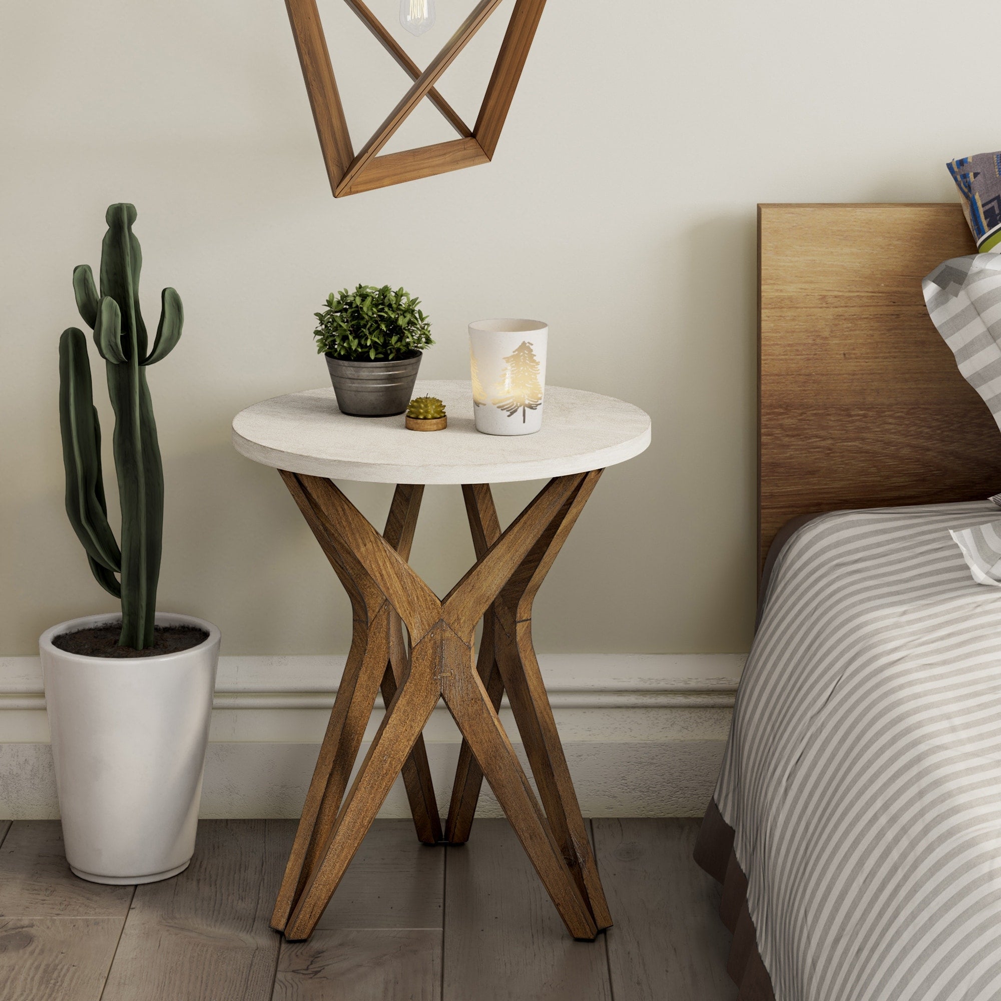 Table d'appoint ronde style campagnard avec piédestal et base vieillie pour une décoration de style campagnard moderne et bohème.