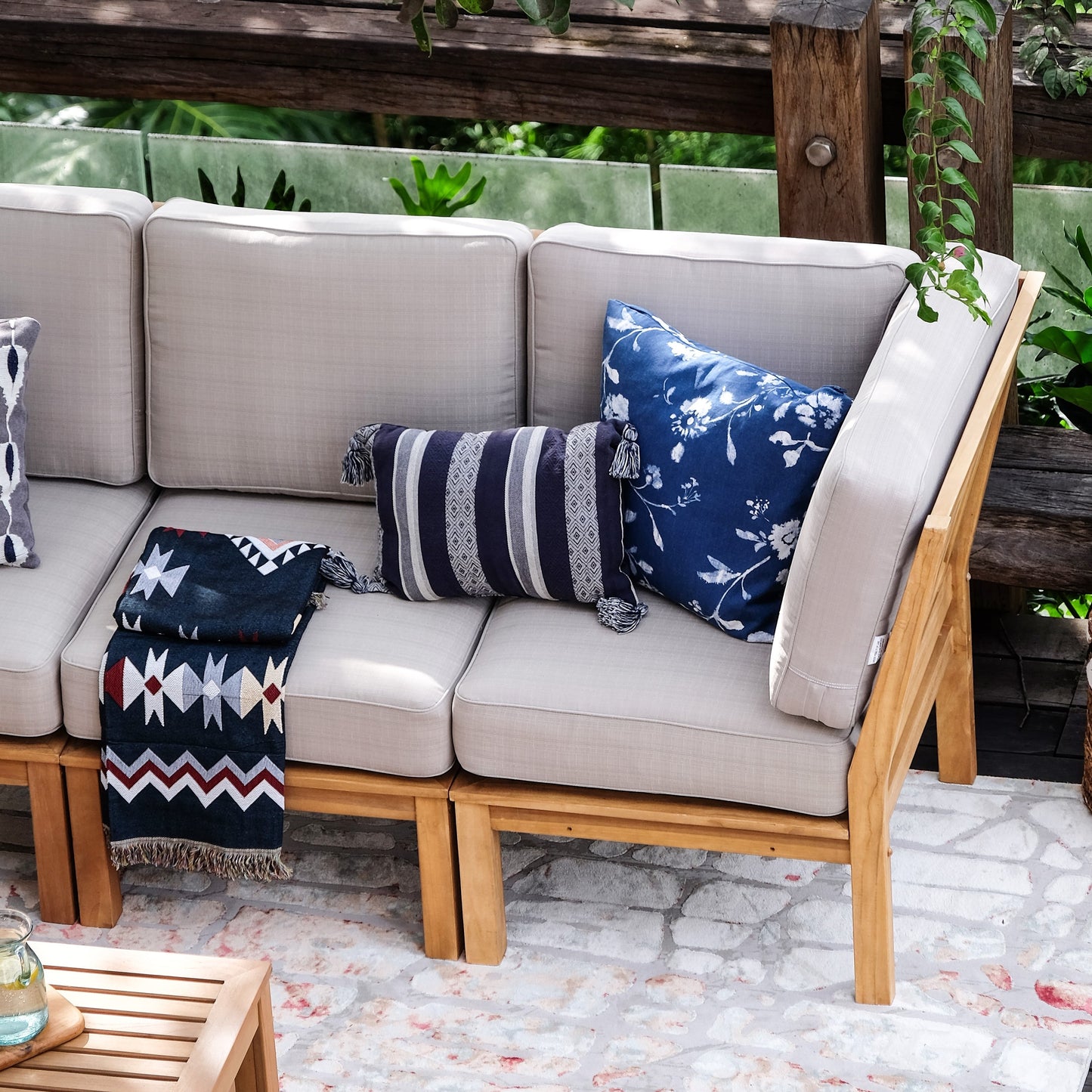 Ensemble de salon de jardin Cambridge Casual Lowell 8 pièces en teck avec coussin