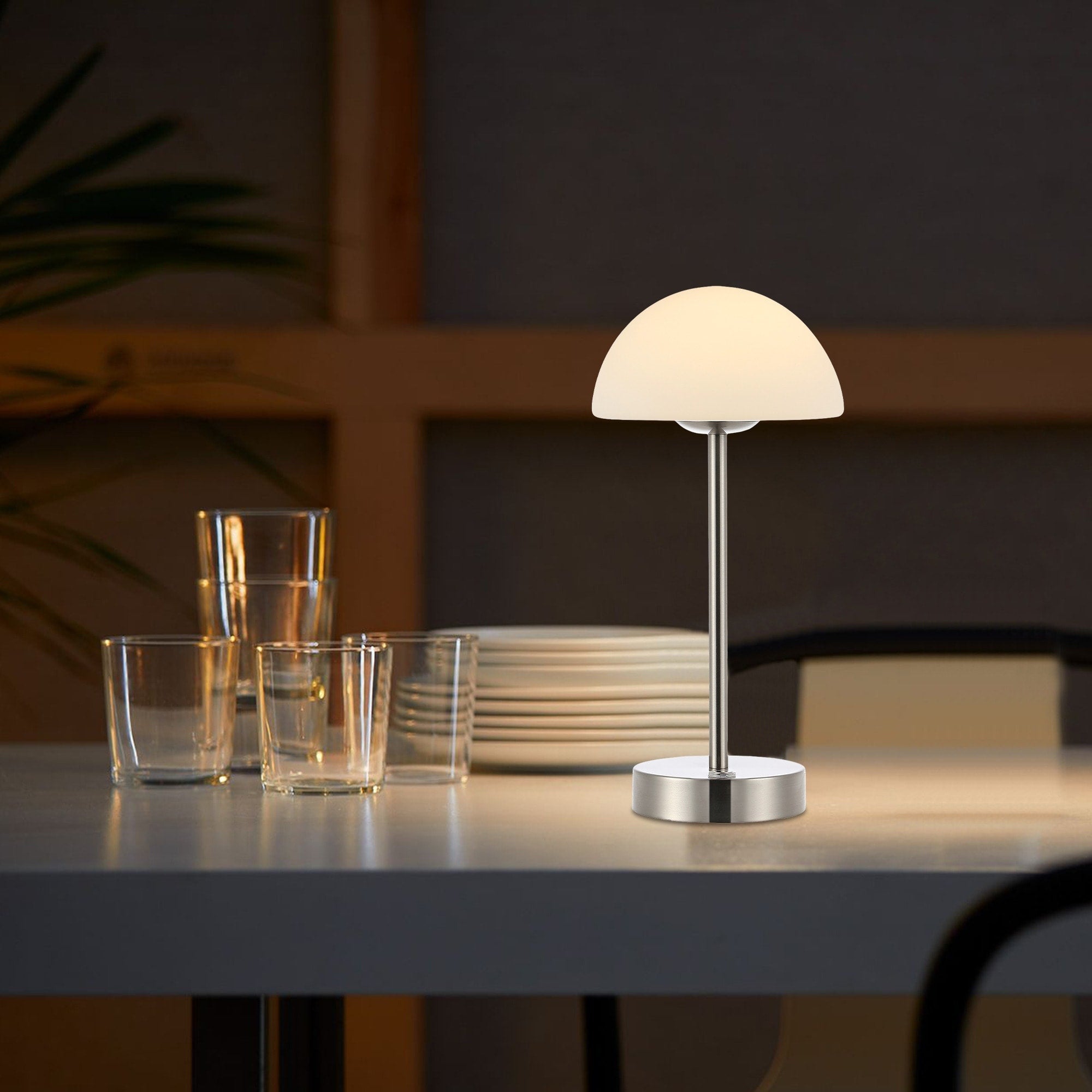 Lampe de table LED intégrée rechargeable sans fil Carson 12,5 cm, minimaliste et moderne, en fer, nickel/blanc, par JONATHAN Y