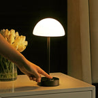 Lampe de table LED intégrée rechargeable sans fil Carson 12,5 cm, minimaliste et moderne, en fer, nickel/blanc, par JONATHAN Y