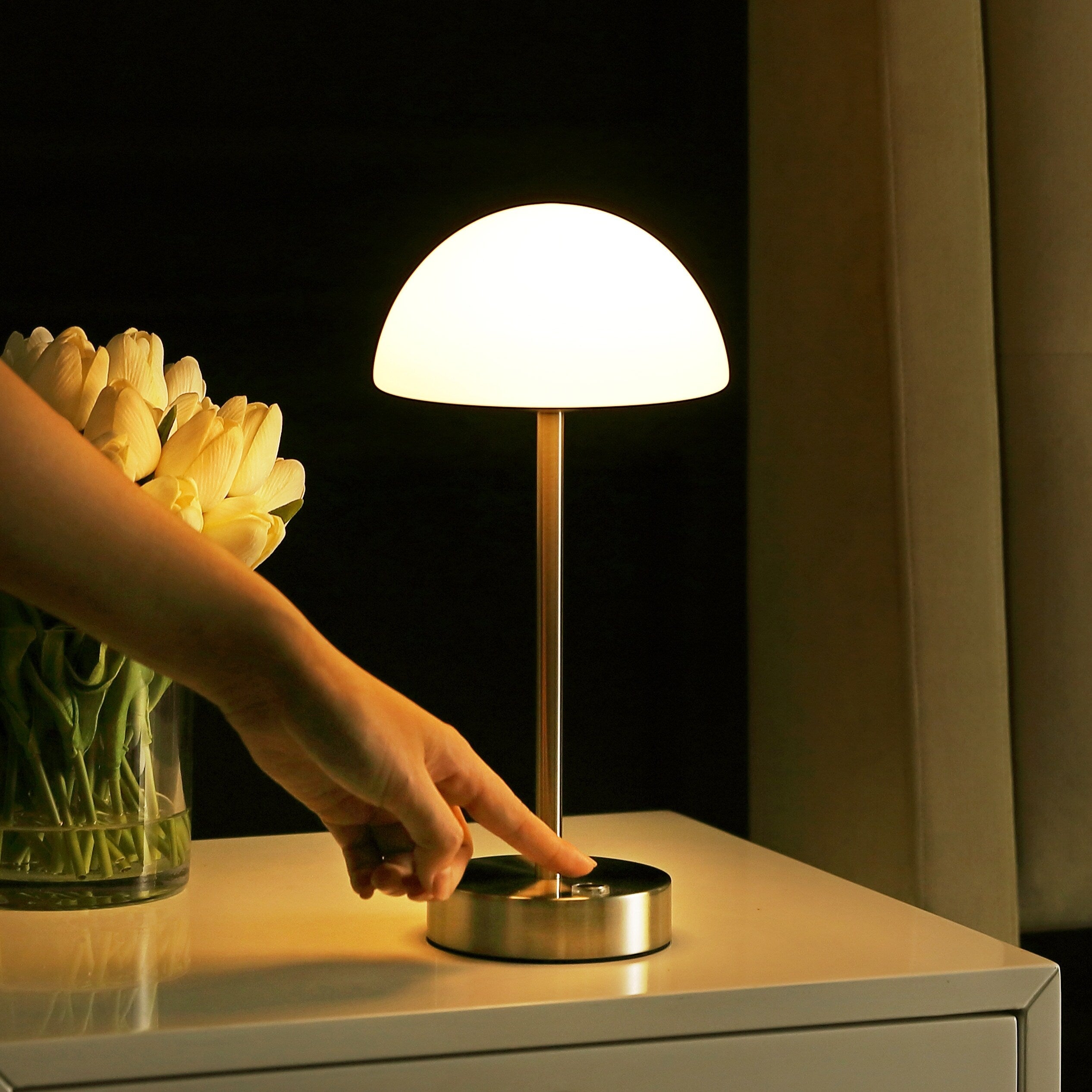 Lampe de table LED intégrée rechargeable sans fil Carson 12,5 cm, minimaliste et moderne, en fer, nickel/blanc, par JONATHAN Y