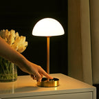 Lampe de table LED intégrée rechargeable sans fil Carson 12,5 cm, minimaliste et moderne, en fer, nickel/blanc, par JONATHAN Y