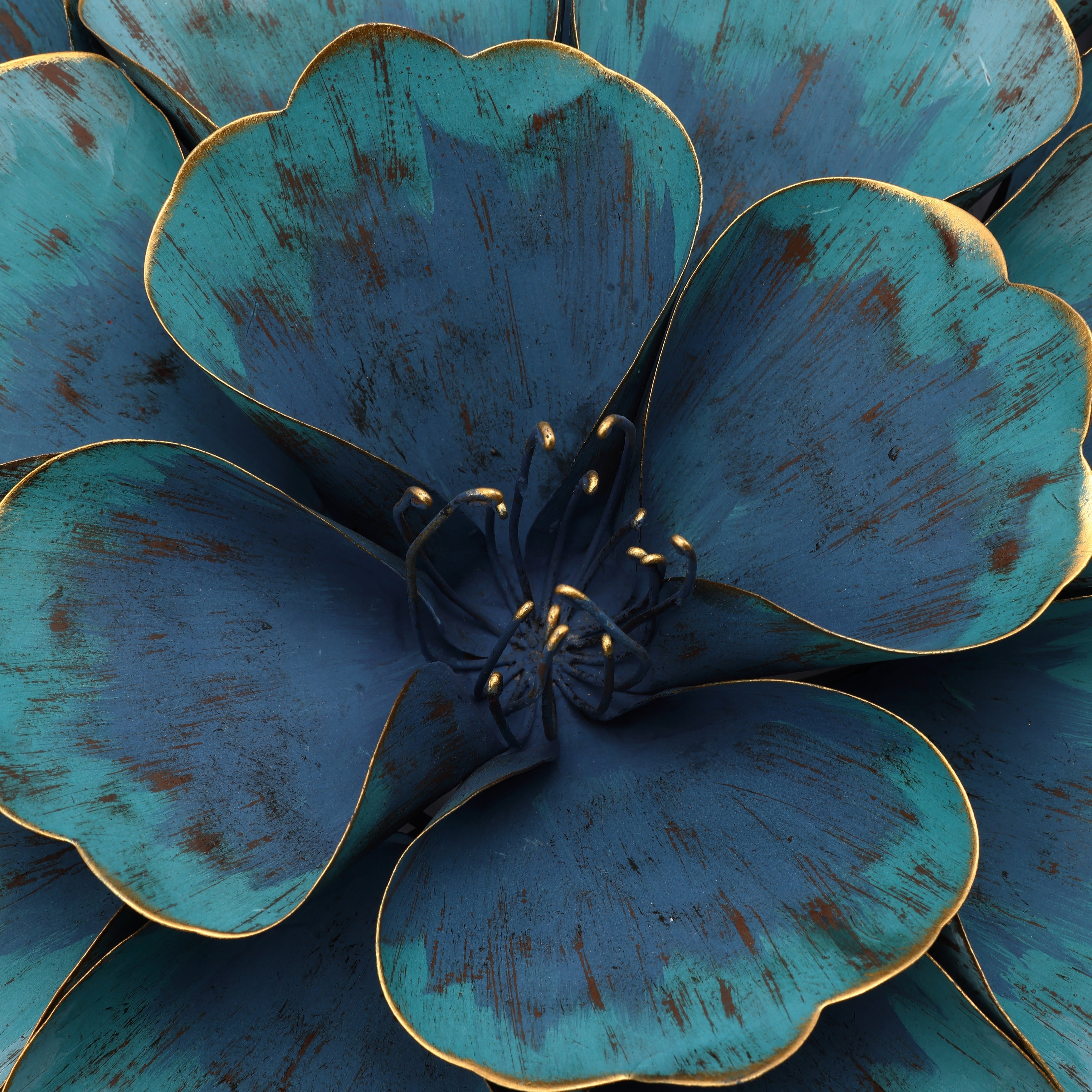 Décoration murale en métal bleu sarcelle avec motif floral Carson Carrington Mjugg