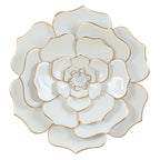 Décoration murale en métal blanc avec fleurs de Carson Carrington Mjugg
