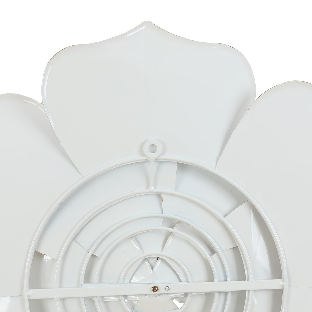 Décoration murale en métal blanc avec fleurs de Carson Carrington Mjugg