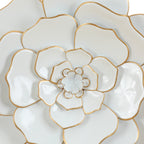 Décoration murale en métal blanc avec fleurs de Carson Carrington Mjugg